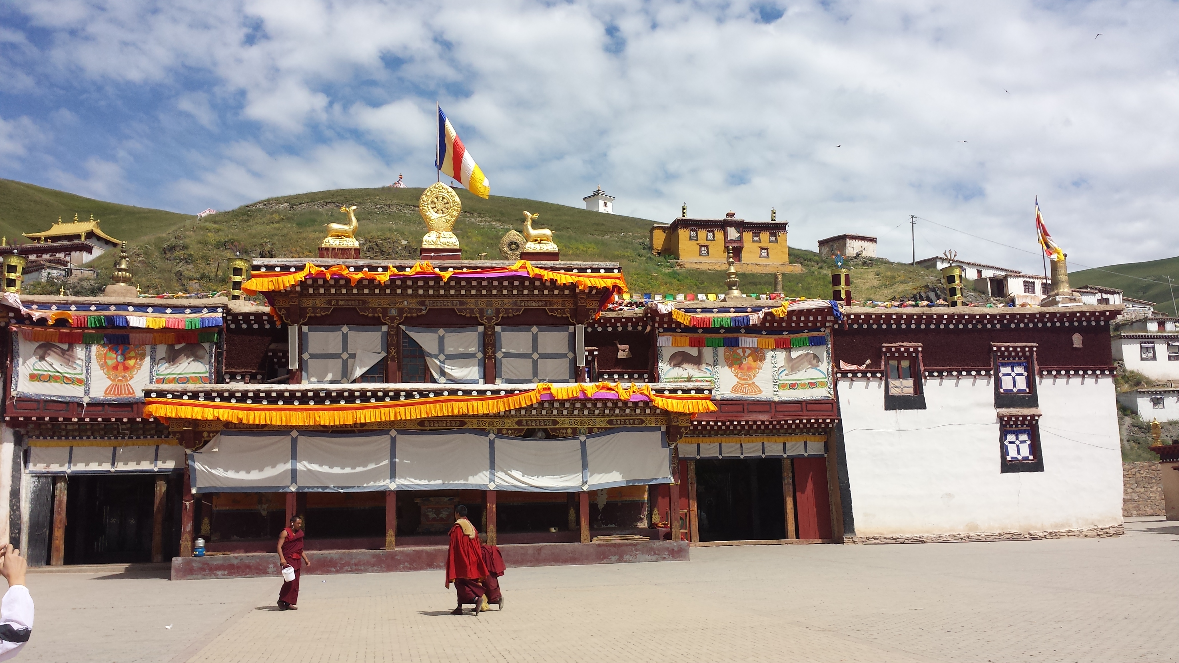 На манастира Serxu (石渠寺，སེར་ཤུལ་དགོན།), на 4250 м височина