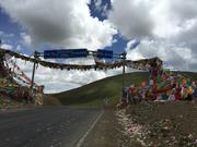 По пътя от Serxu (石渠，སེར་ཤུལ།) до Yushu (玉树，ཡུལ་ཤུལ་གྲོང་ཁྱེར།), прохода Anbala (安巴拉山垭口), на 4700 м височина 