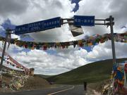 По пътя от Serxu (石渠，སེར་ཤུལ།) до Yushu (玉树，ཡུལ་ཤུལ་གྲོང་ཁྱེར།), прохода Anbala (安巴拉山垭口), на 4700 м височина 