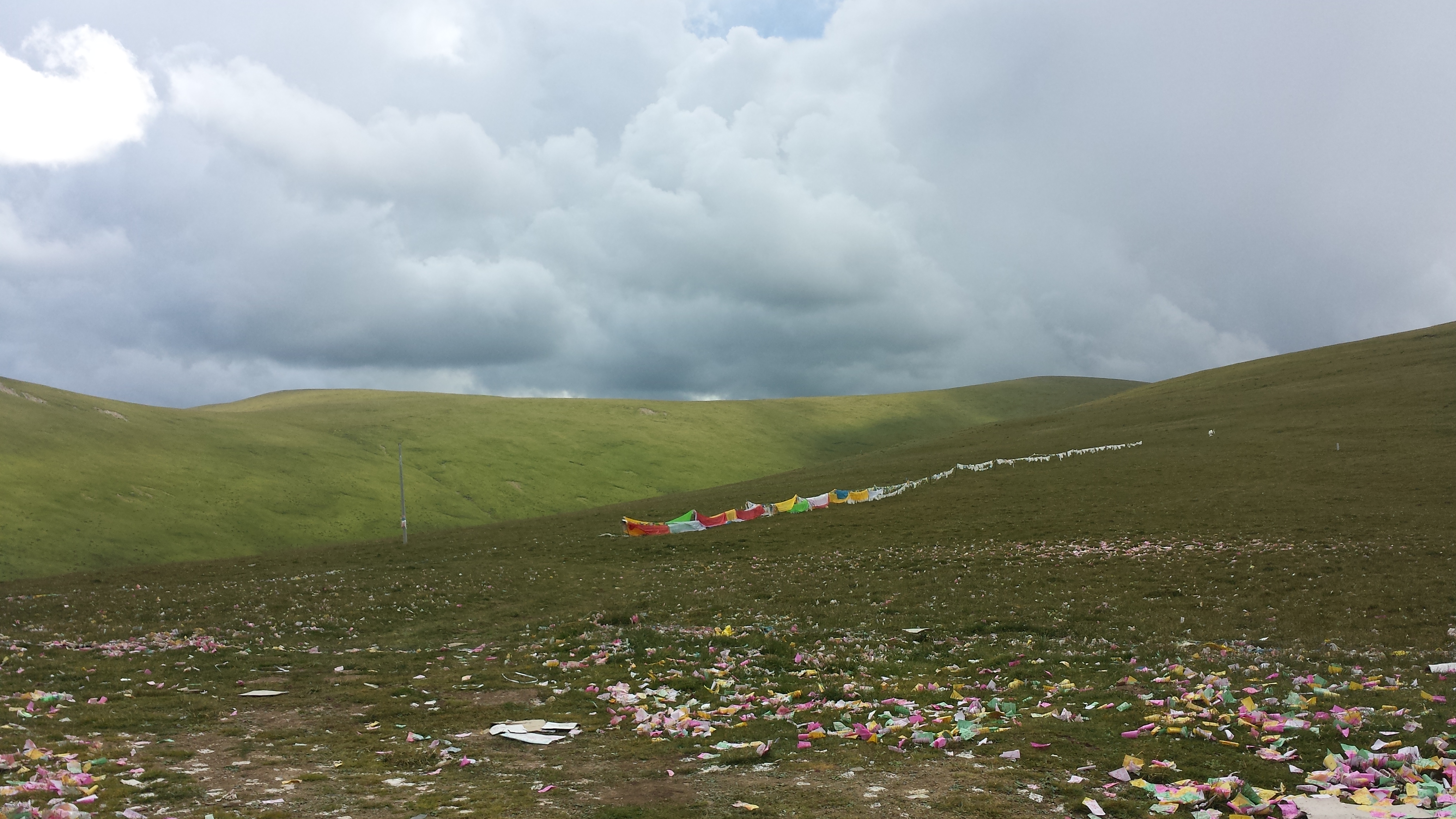 По пътя от Serxu (石渠，སེར་ཤུལ།) до Yushu (玉树，ཡུལ་ཤུལ་གྲོང་ཁྱེར།), прохода Anbala (安巴拉山垭口), на 4700 м височина 