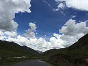 По пътя от Serxu (石渠，སེར་ཤུལ།) до Yushu (玉树，ཡུལ་ཤུལ་གྲོང་ཁྱེར།), вече в провинция Чинхай, на 4450 м височина 