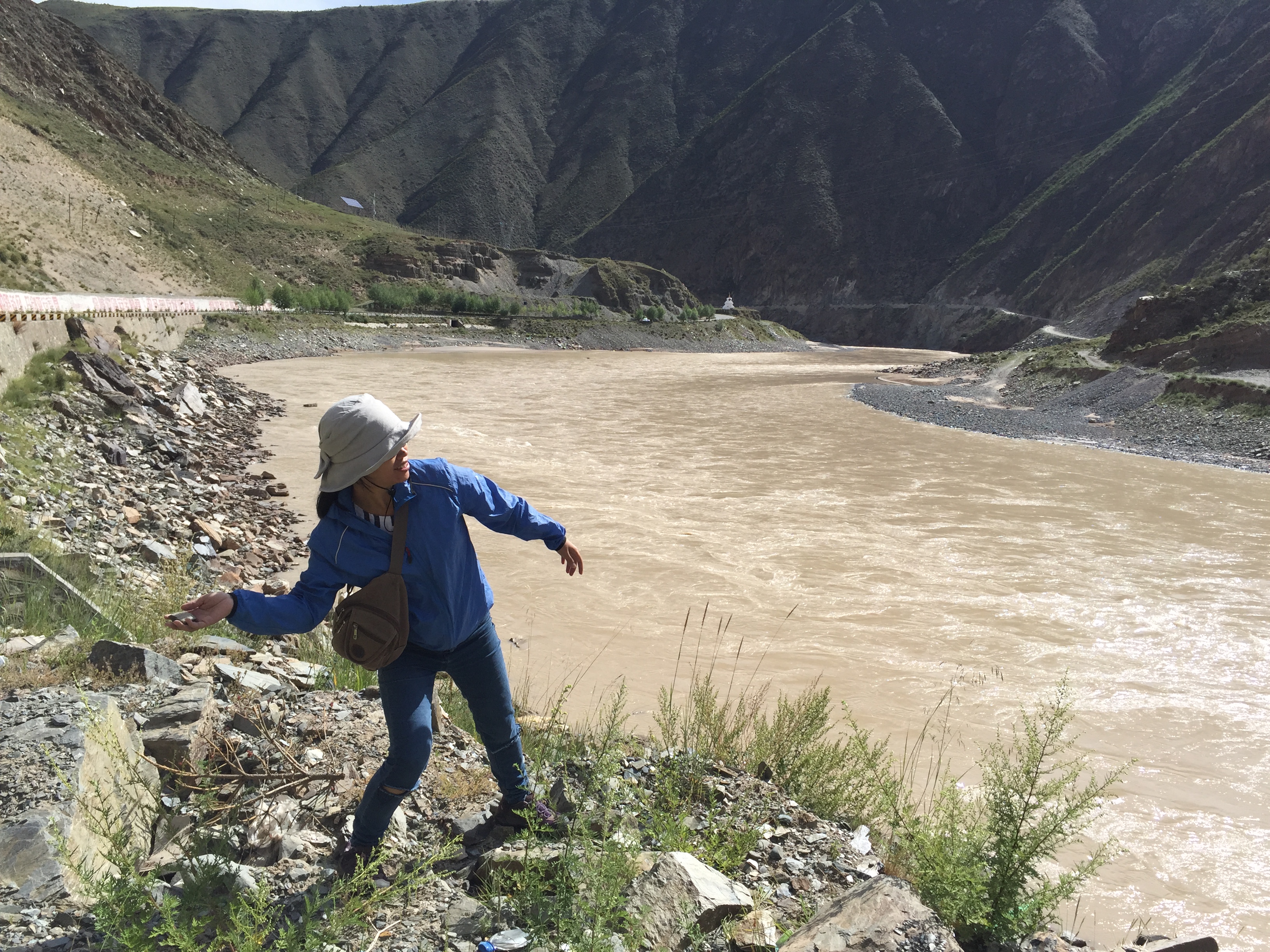 По пътя от Yushu (玉树，ཡུལ་ཤུལ་གྲོང་ཁྱེར།) до Madoi (玛多，རྨ་སྟོད་རྫོང), река Яндзъ (Тонгтиен), на 3550 м височина