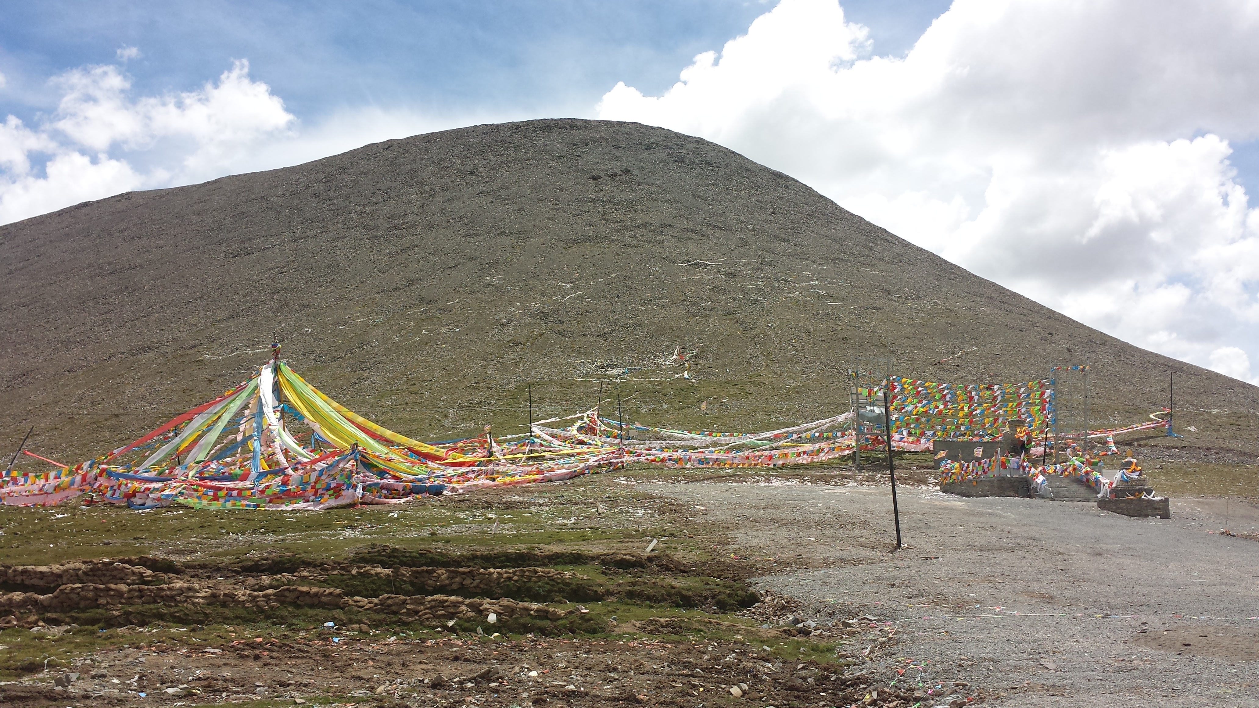 По пътя от Yushu (玉树，ཡུལ་ཤུལ་གྲོང་ཁྱེར།) до Madoi (玛多，རྨ་སྟོད་རྫོང), на прохода Bayan Har (巴颜喀拉山口), на 4824 м височина