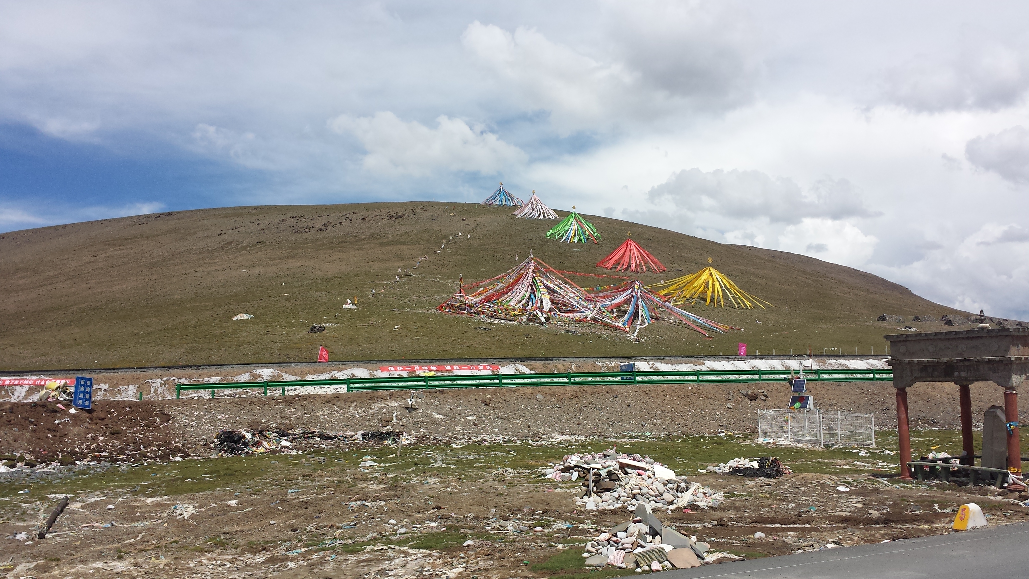 По пътя от Yushu (玉树，ཡུལ་ཤུལ་གྲོང་ཁྱེར།) до Madoi (玛多，རྨ་སྟོད་རྫོང), на прохода Bayan Har (巴颜喀拉山口), на 4824 м височина