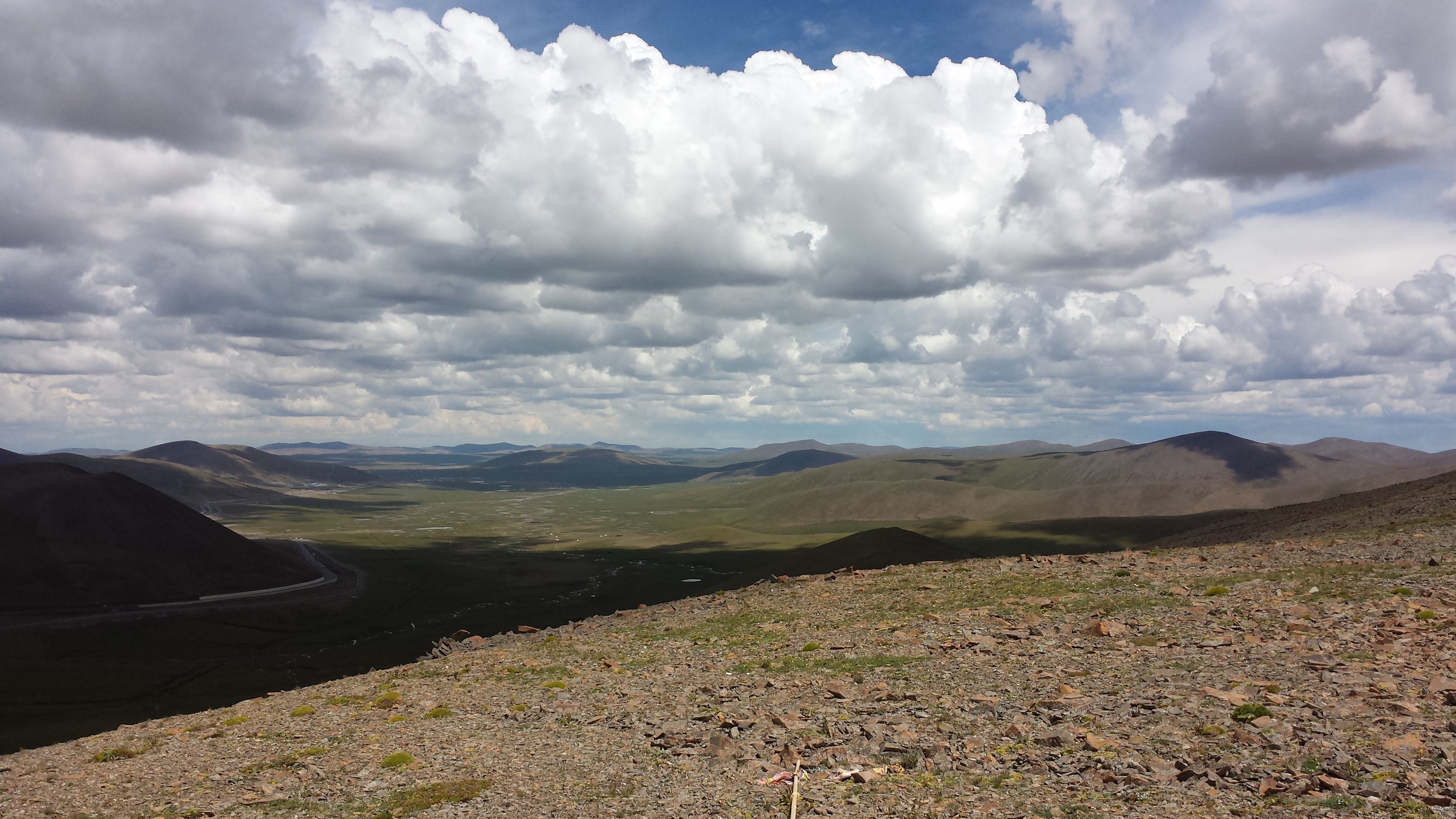 По пътя от Yushu (玉树，ཡུལ་ཤུལ་གྲོང་ཁྱེར།) до Madoi (玛多，རྨ་སྟོད་རྫོང), над прохода Bayan Har (巴颜喀拉山口), на 5003 м височина