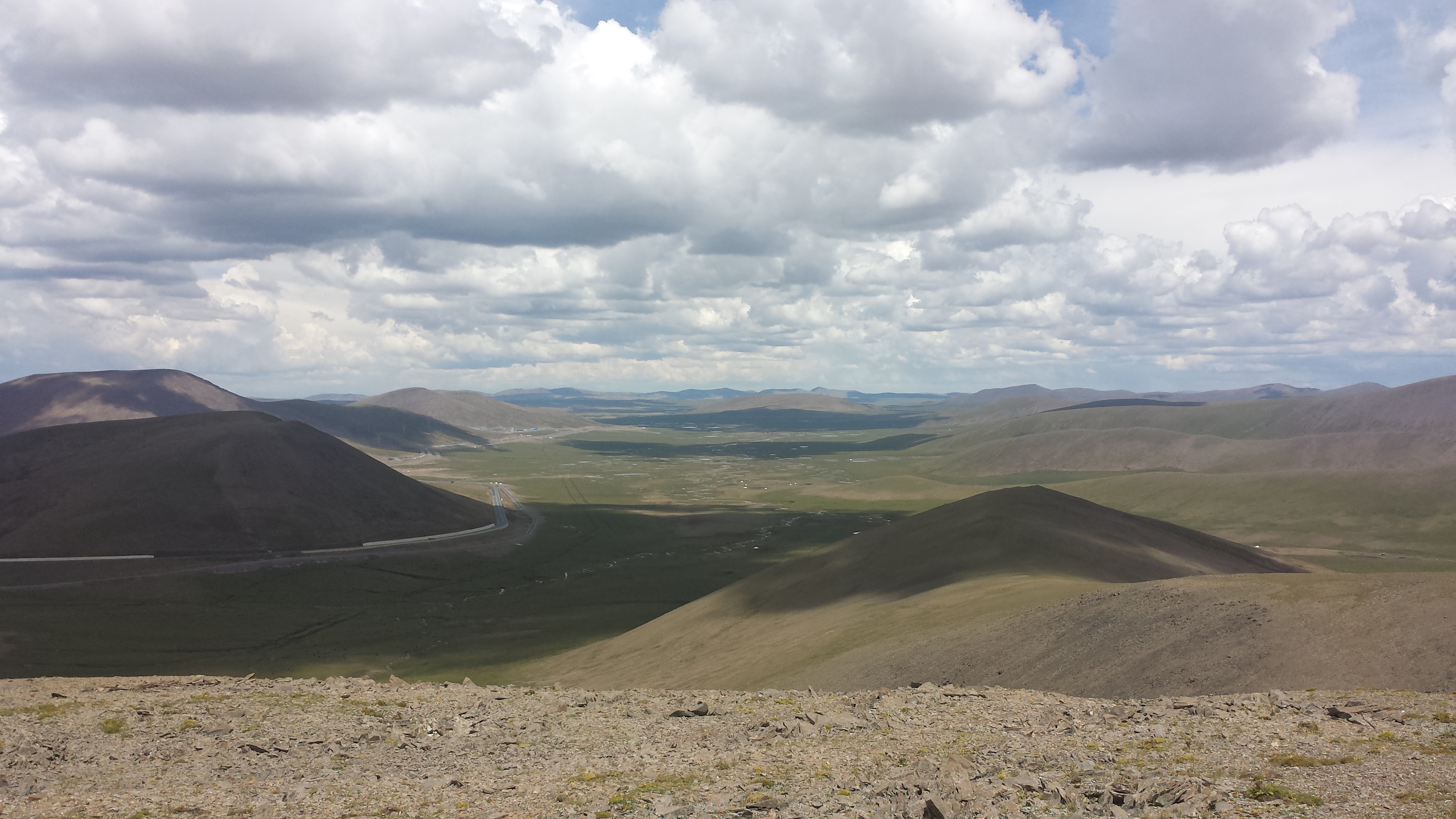 По пътя от Yushu (玉树，ཡུལ་ཤུལ་གྲོང་ཁྱེར།) до Madoi (玛多，རྨ་སྟོད་རྫོང), над прохода Bayan Har (巴颜喀拉山口), на 5003 м височина