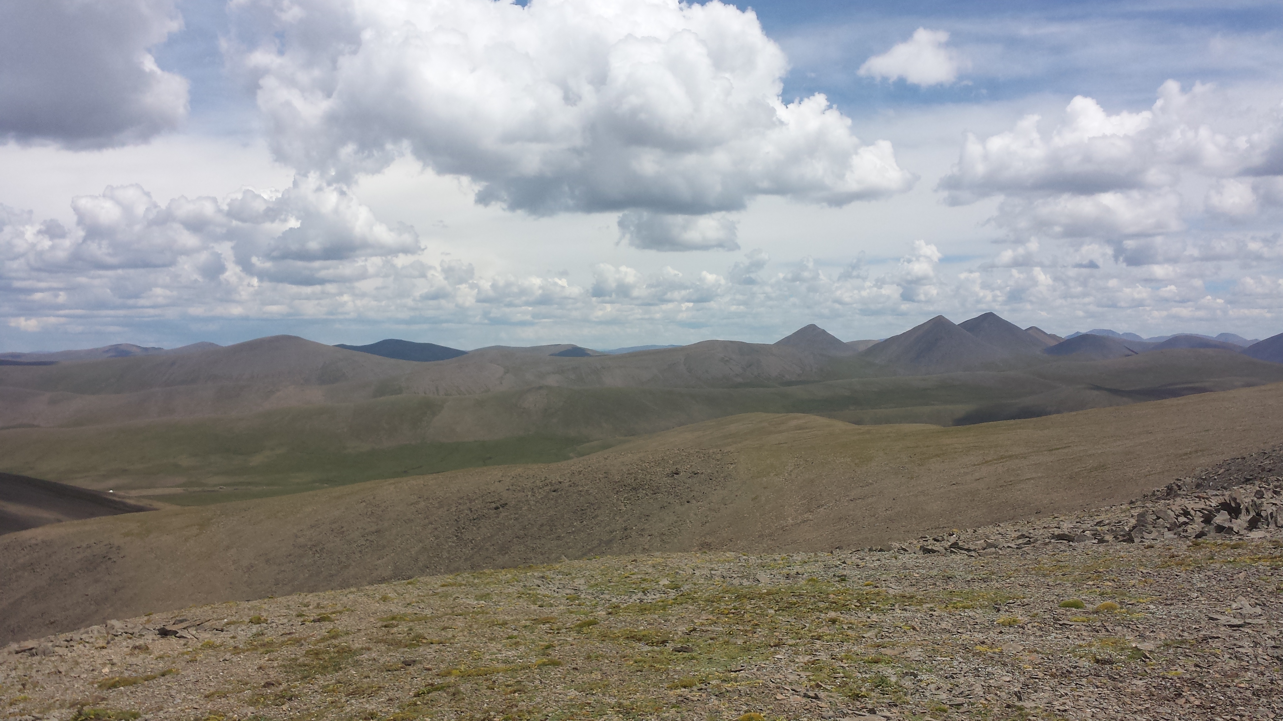 По пътя от Yushu (玉树，ཡུལ་ཤུལ་གྲོང་ཁྱེར།) до Madoi (玛多，རྨ་སྟོད་རྫོང), над прохода Bayan Har (巴颜喀拉山口), на 5003 м височина