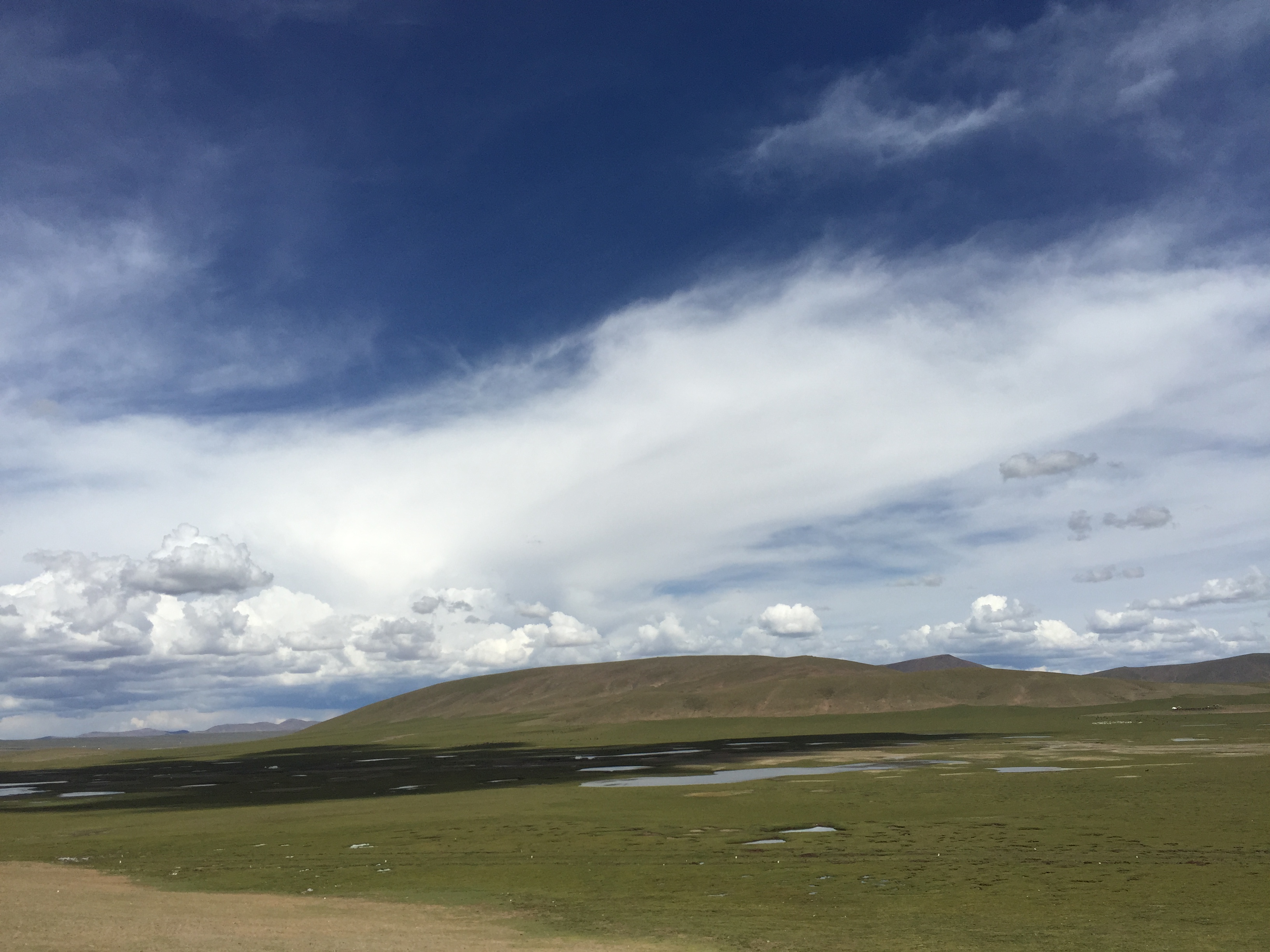 По пътя от Yushu (玉树，ཡུལ་ཤུལ་གྲོང་ཁྱེར།) до Madoi (玛多，རྨ་སྟོད་རྫོང), през високите степи, на 4550 м височина