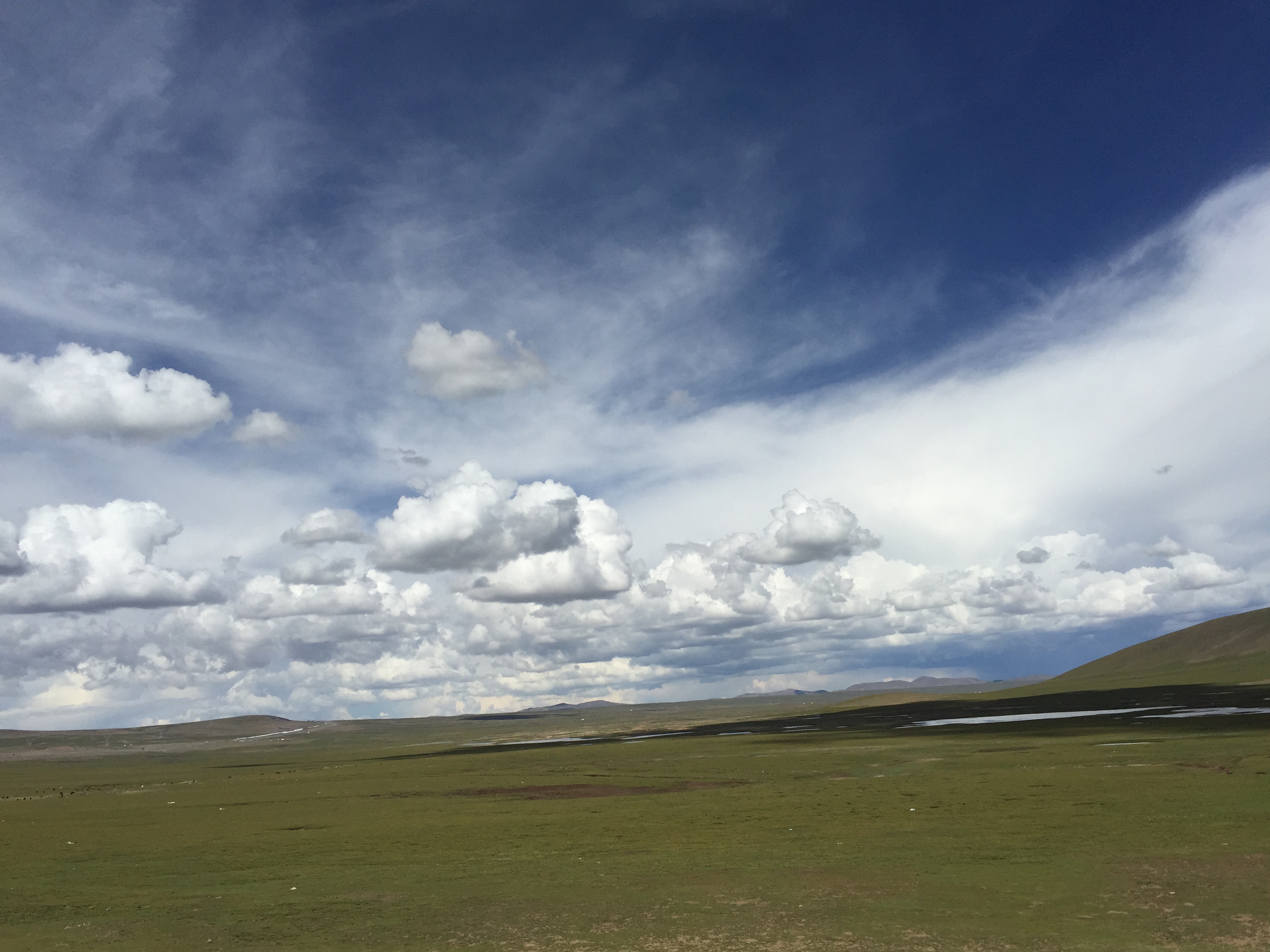 По пътя от Yushu (玉树，ཡུལ་ཤུལ་གྲོང་ཁྱེར།) до Madoi (玛多，རྨ་སྟོད་རྫོང), през високите степи, на 4550 м височина