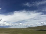 По пътя от Yushu (玉树，ཡུལ་ཤུལ་གྲོང་ཁྱེར།) до Madoi (玛多，རྨ་སྟོད་རྫོང), през високите степи, на 4550 м височина