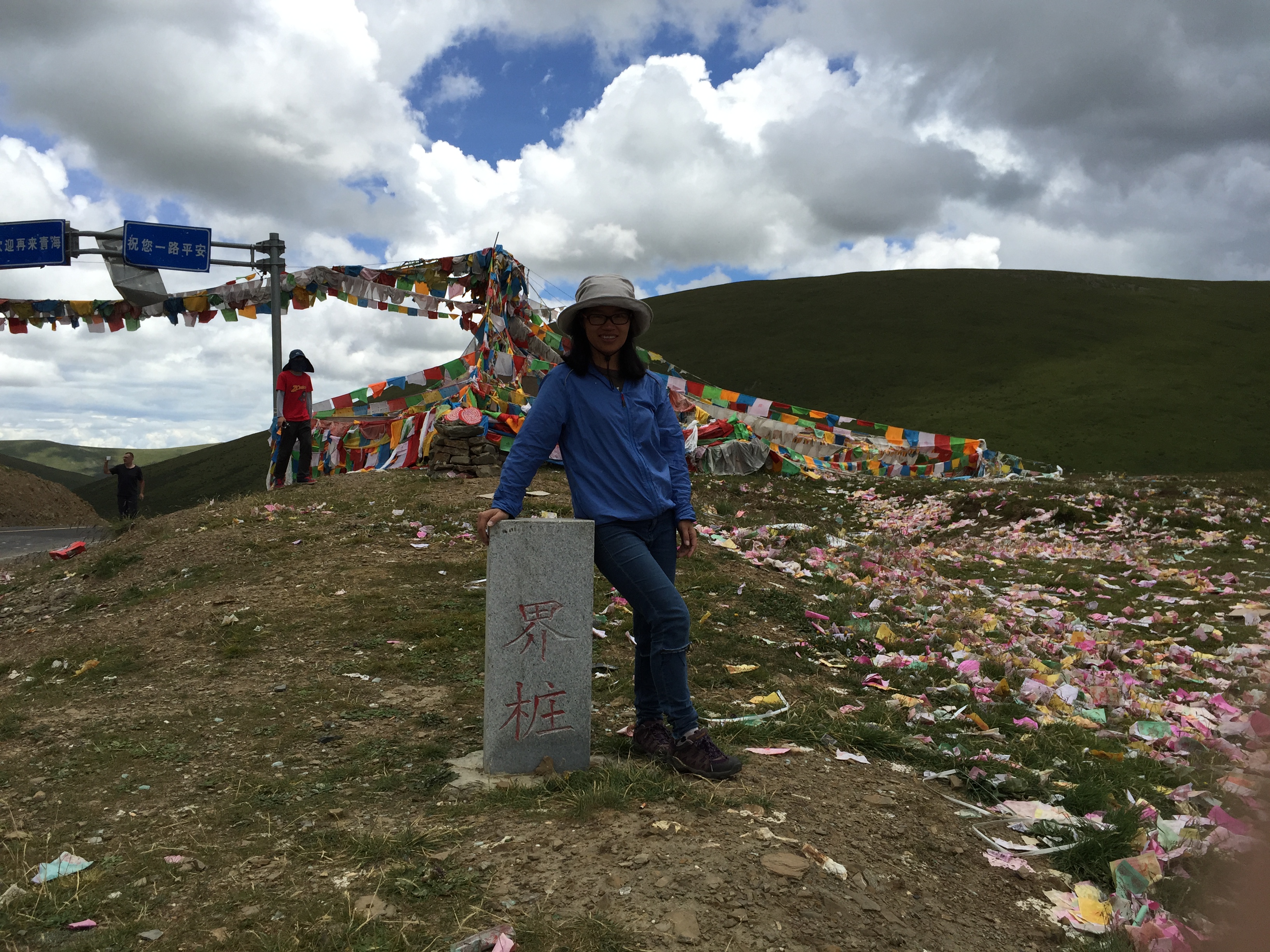 По пътя от Serxu (石渠，སེར་ཤུལ།) до Yushu (玉树，ཡུལ་ཤུལ་གྲོང་ཁྱེར།), прохода Anbala (安巴拉山垭口), на 4700 м височина 