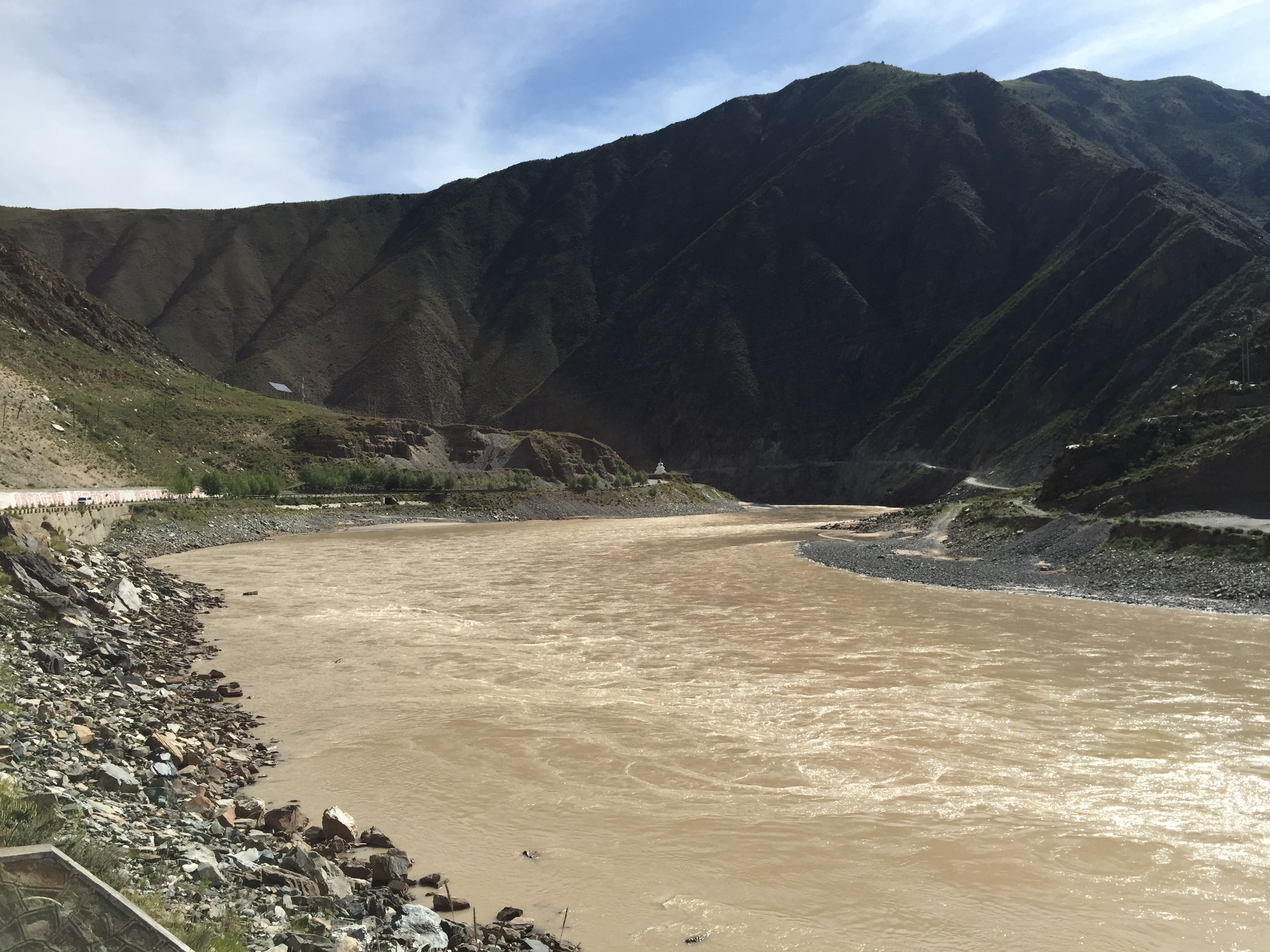 По пътя от Yushu (玉树，ཡུལ་ཤུལ་གྲོང་ཁྱེར།) до Madoi (玛多，རྨ་སྟོད་རྫོང), река Яндзъ (Тонгтиен), на 3550 м височина