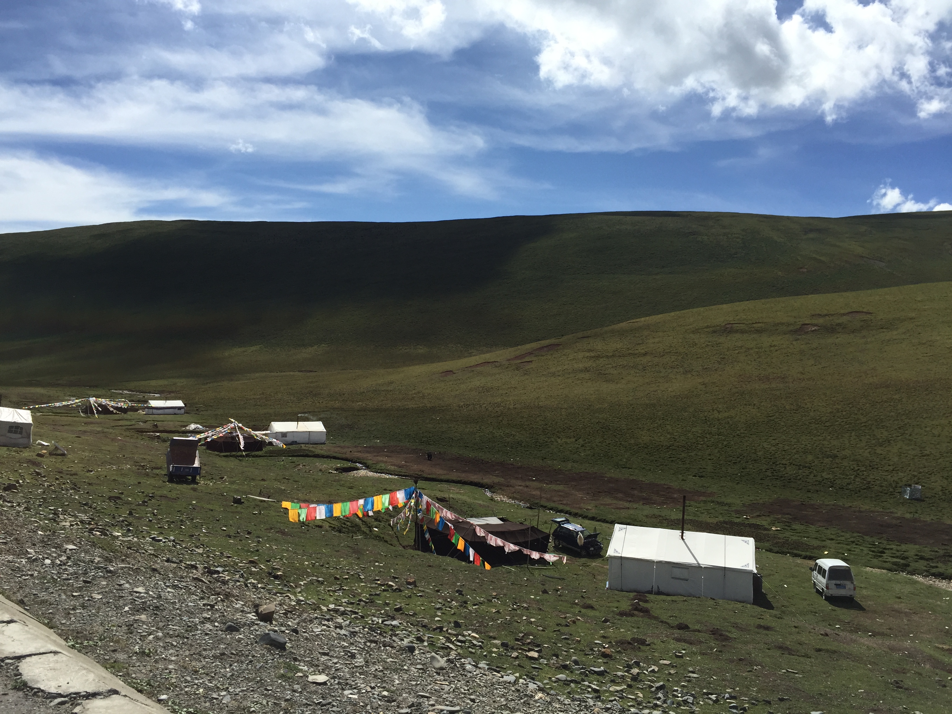 По пътя от Yushu (玉树，ཡུལ་ཤུལ་གྲོང་ཁྱེར།) до Madoi (玛多，རྨ་སྟོད་རྫོང), отново по високата степ, на 4350 м височина