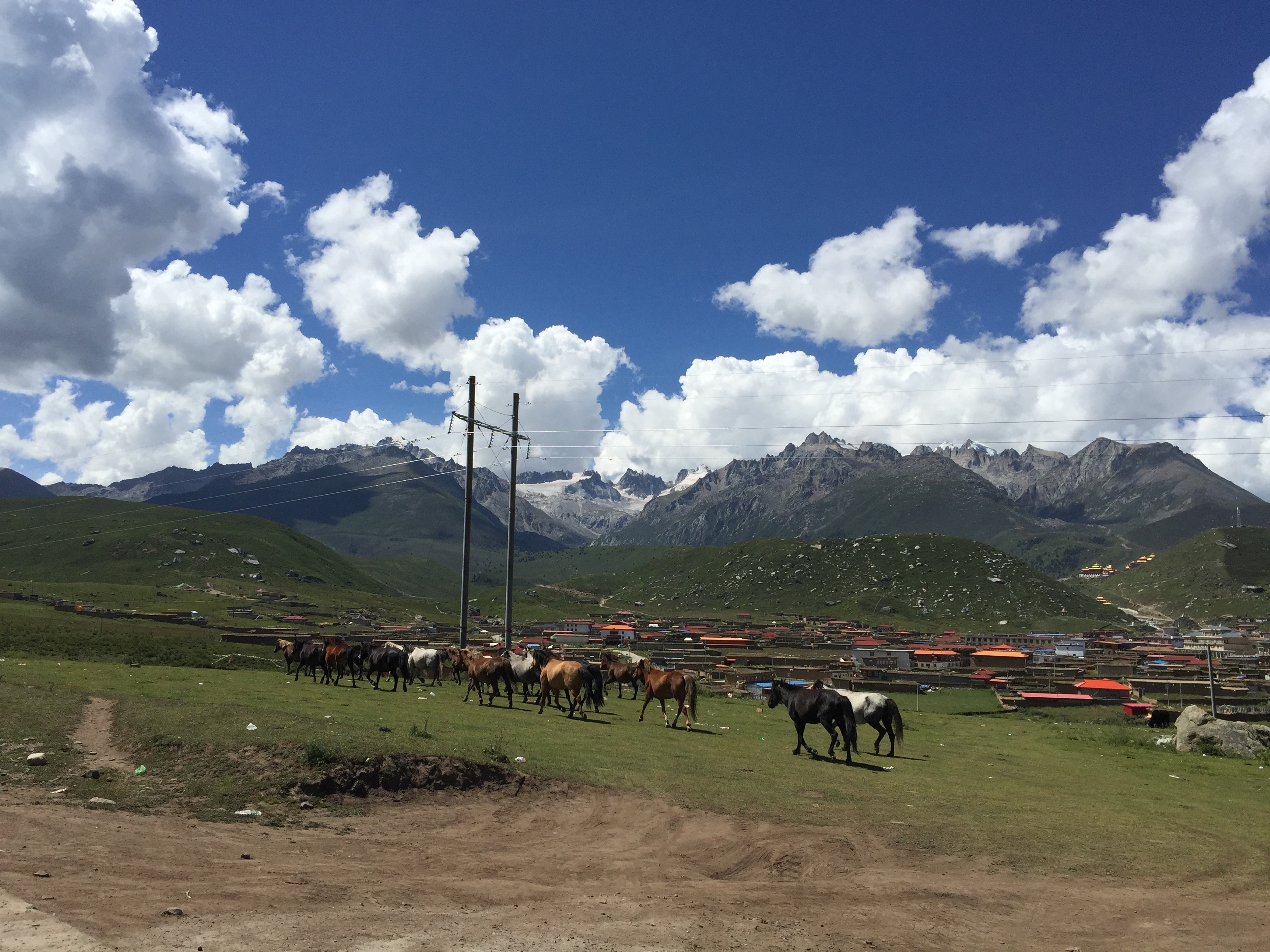 По пътя от Manigango (马尼干戈乡) до Serxu (石渠，སེར་ཤུལ།), при входа на Dzogchen (竹庆，རྫོགས་ཆེན་དགོན།）на 3950 м височина