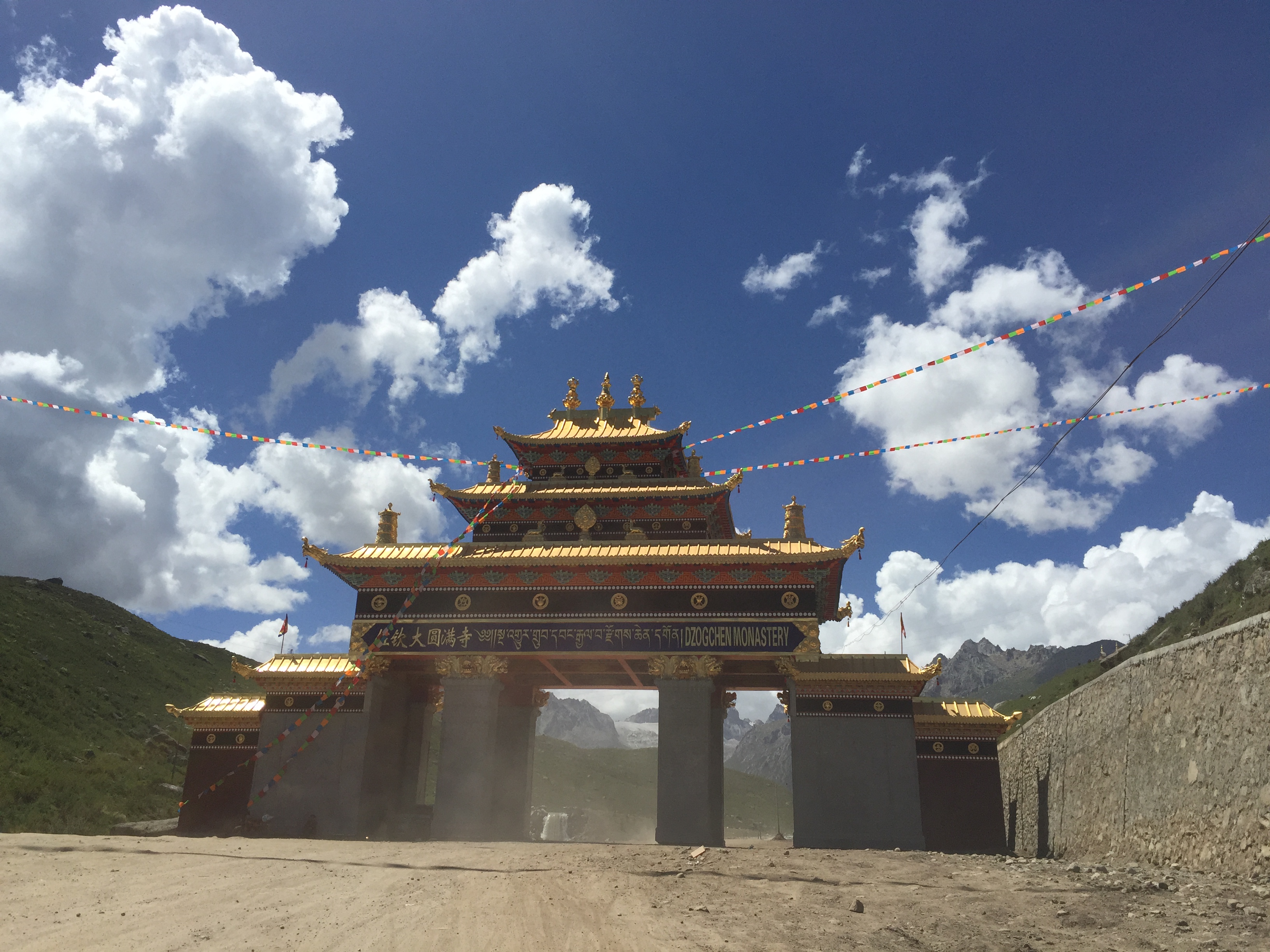 При входа на манастира Dzogchen (竹庆寺，རྫོགས་ཆེན་དགོན།）на 3950 м височина