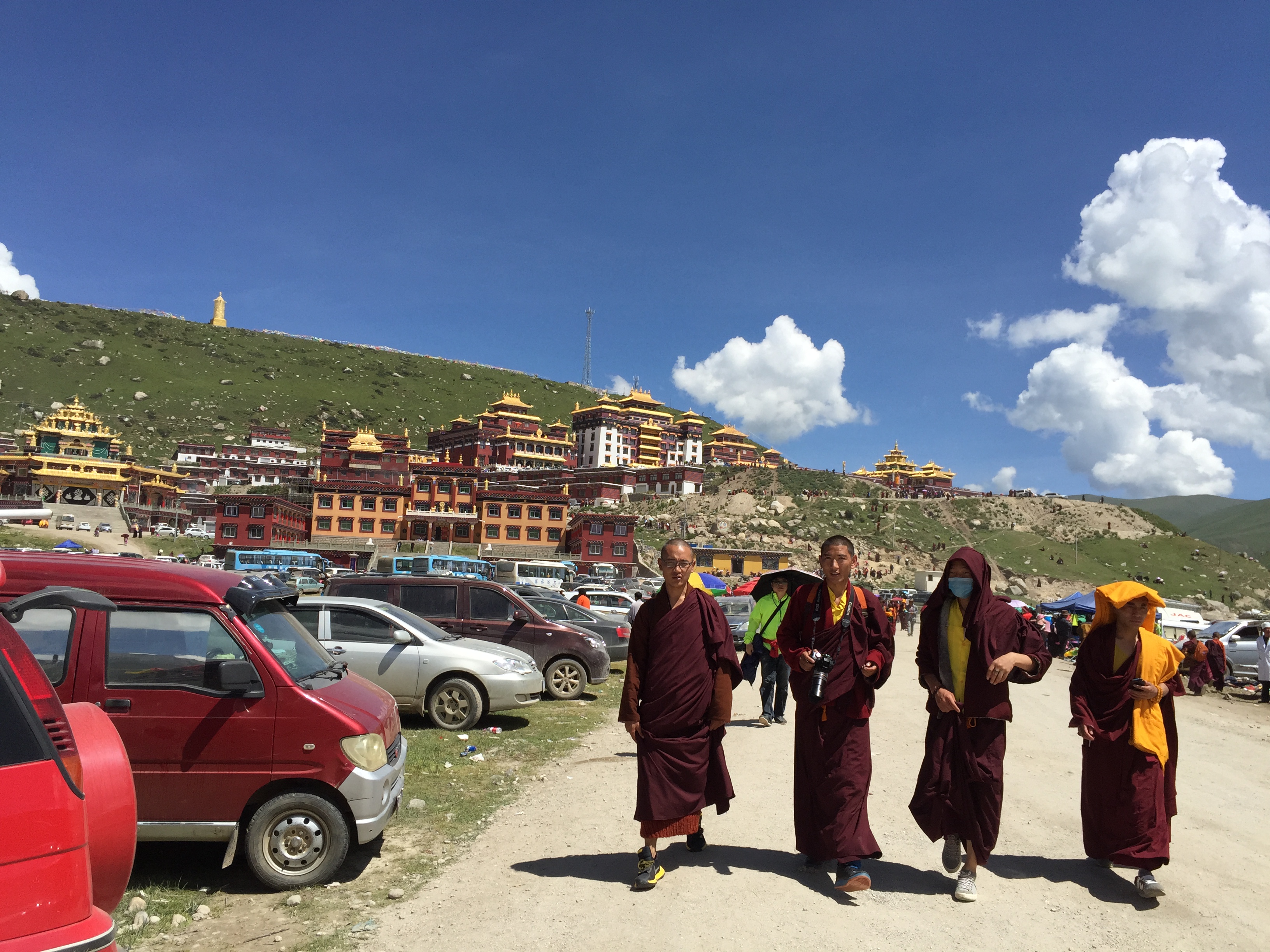 На манастира Dzogchen (竹庆寺，རྫོགས་ཆེན་དགོན།) на 3950 м височина