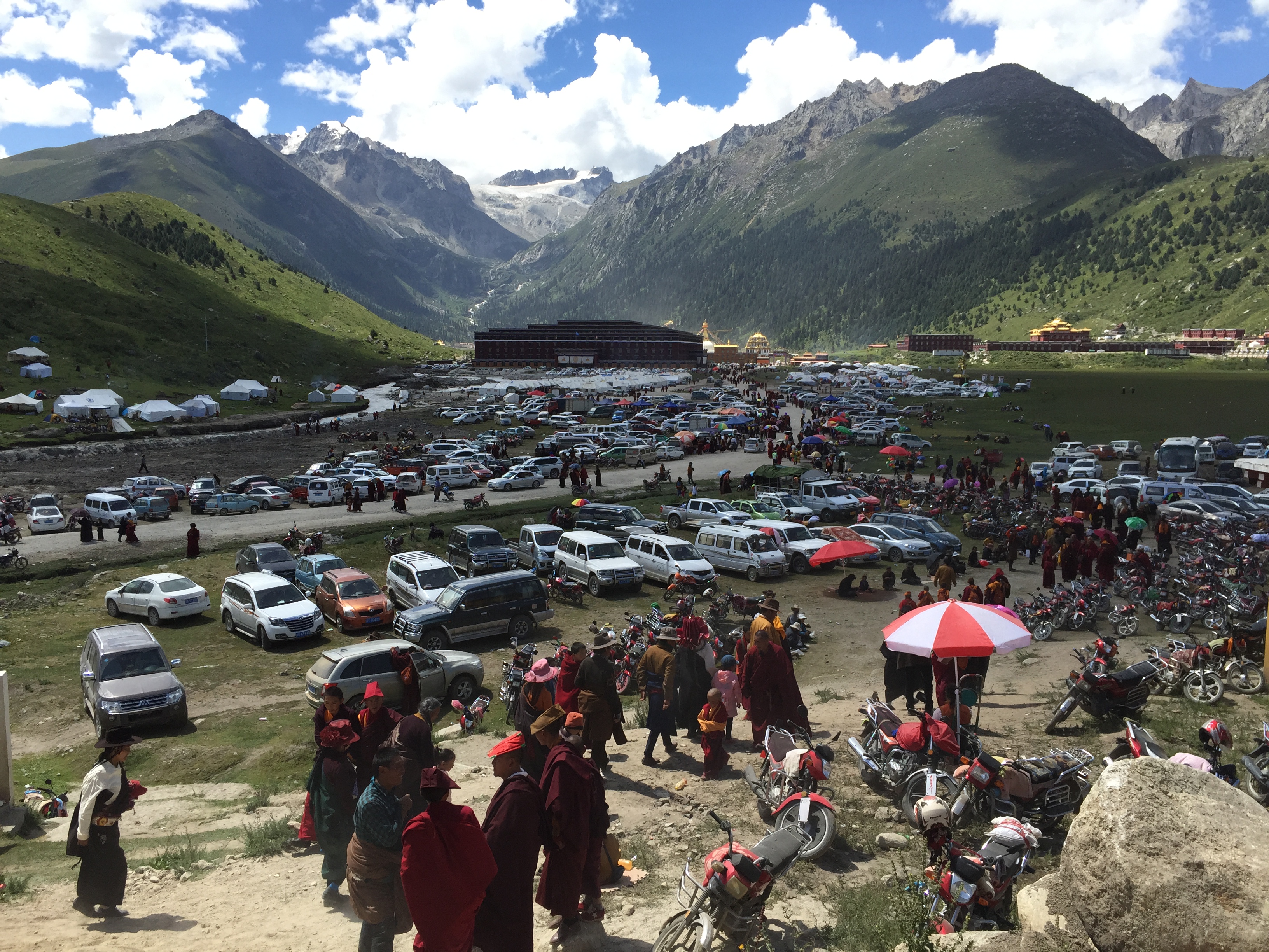 На манастира Dzogchen (竹庆寺，རྫོགས་ཆེན་དགོན།) на 3950 м височина