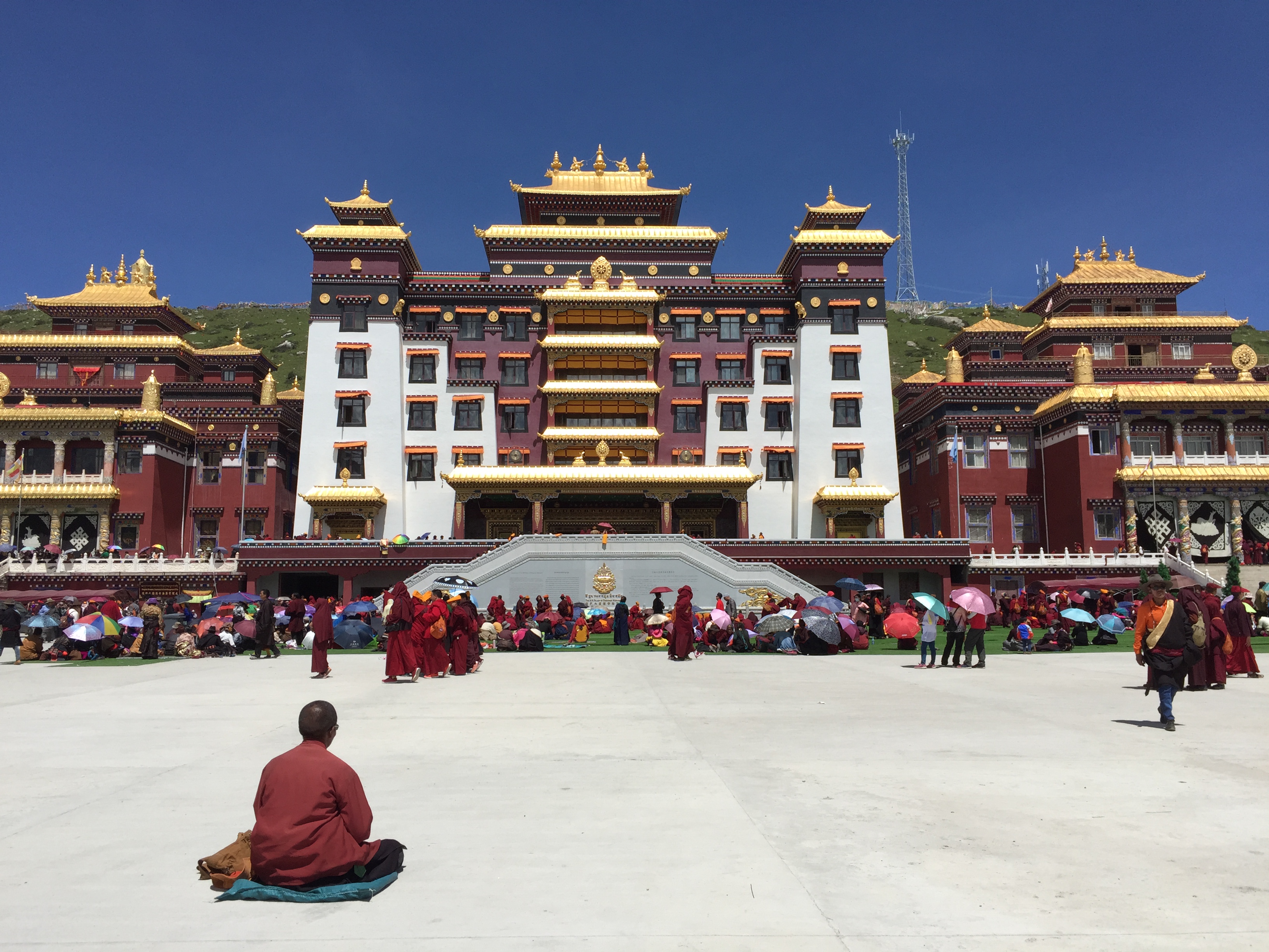 На манастира Dzogchen (竹庆寺，རྫོགས་ཆེན་དགོན།) на 3950 м височина