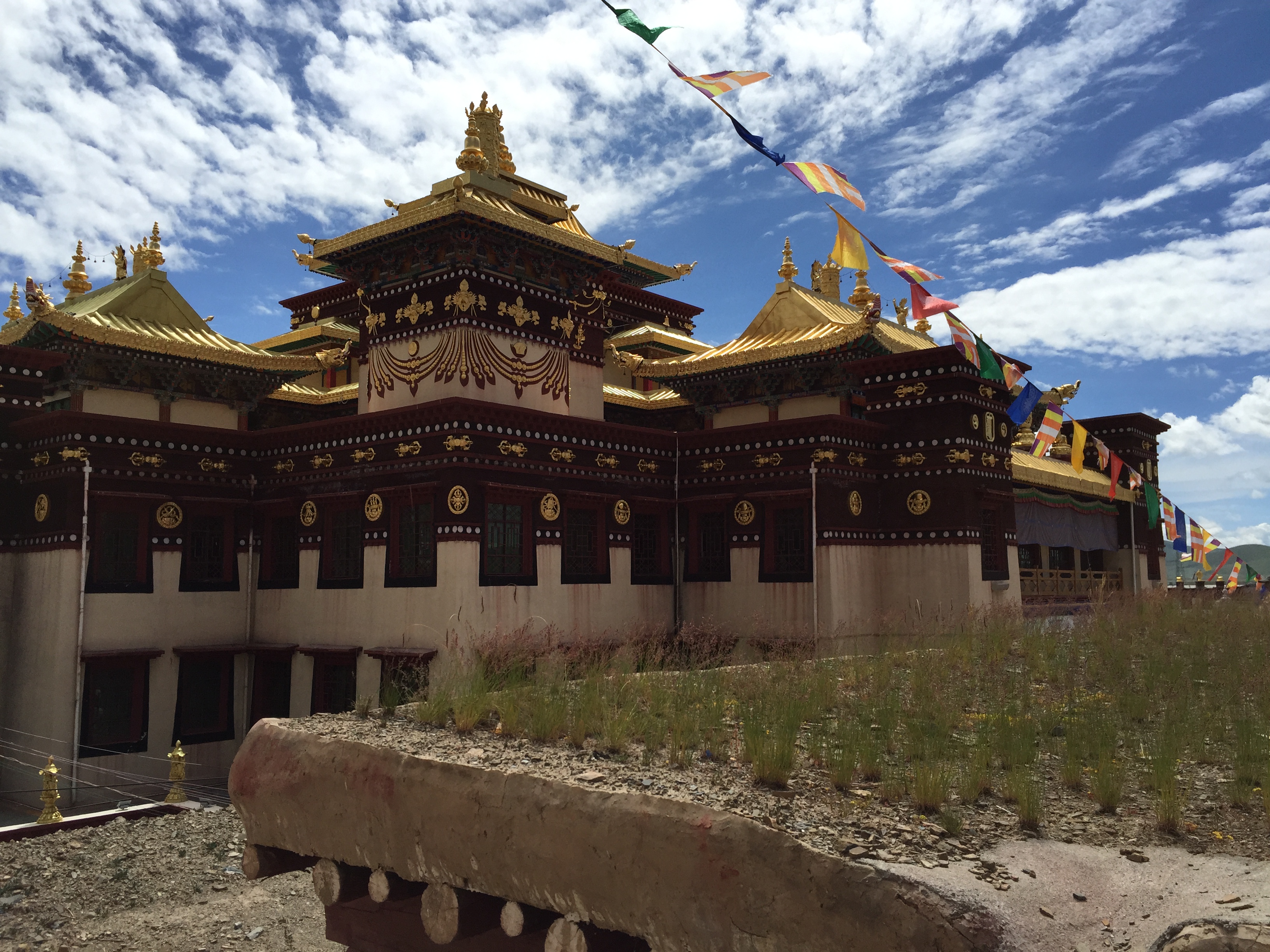 На манастира Serxu (石渠寺，སེར་ཤུལ་དགོན།), на 4250 м височина