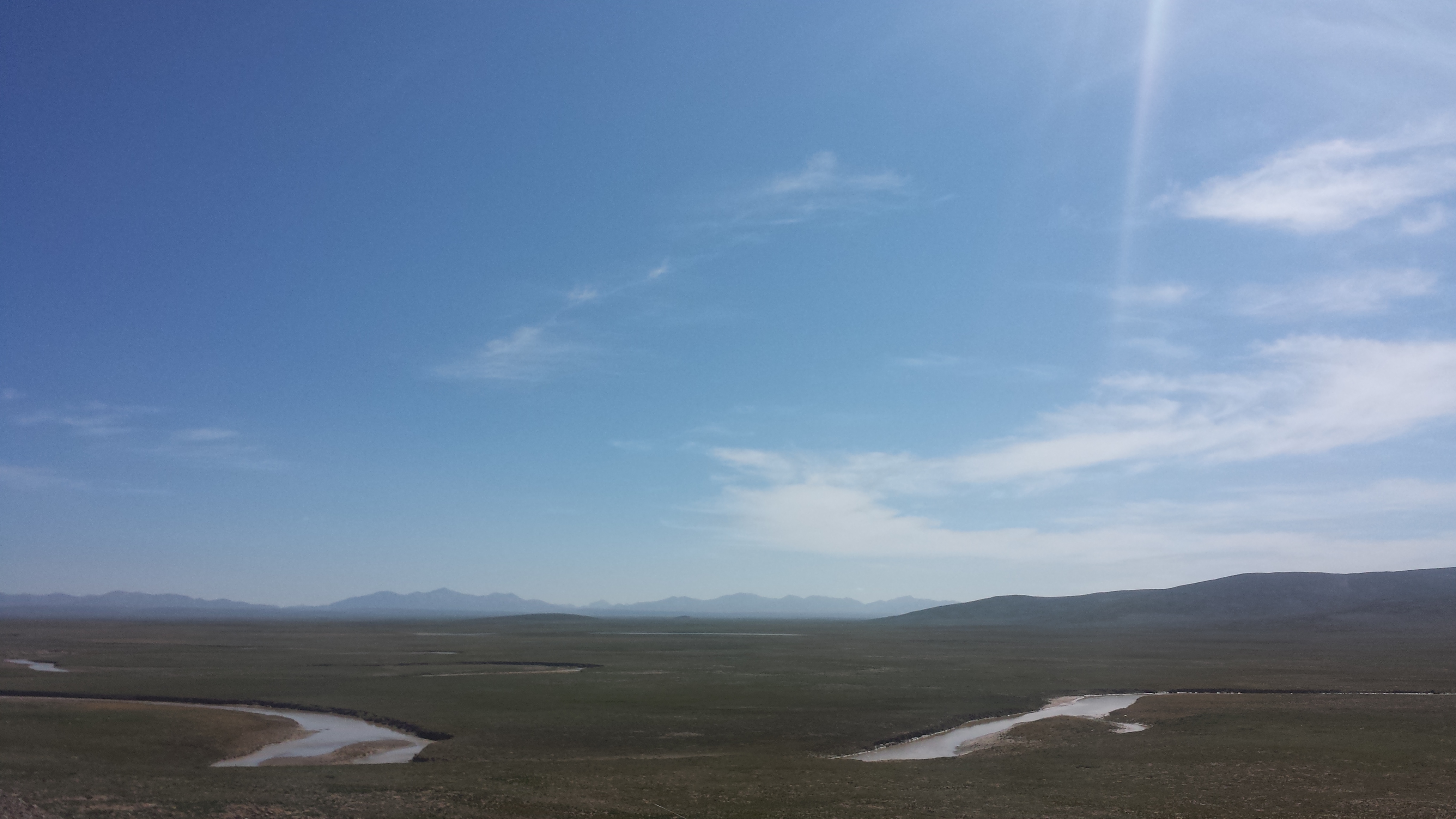 По пътя от Madoi (玛多，རྨ་སྟོད་རྫོང) на север, отново през високите степи, на 4350 м височина