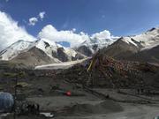 На планината Amnye Machen (阿尼玛卿山, ཨ་མྱེ་རྨ་ཆེན།), прохода Drakde La, на 4620 м височина