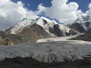 На планината Amnye Machen (阿尼玛卿山, ཨ་མྱེ་རྨ་ཆེན།), ледника Damxung (当雄冰川), на 4600 м височина