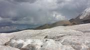 На планината Amnye Machen (阿尼玛卿山, ཨ་མྱེ་རྨ་ཆེན།), ледника Damxung (当雄冰川), на 4600 м височина