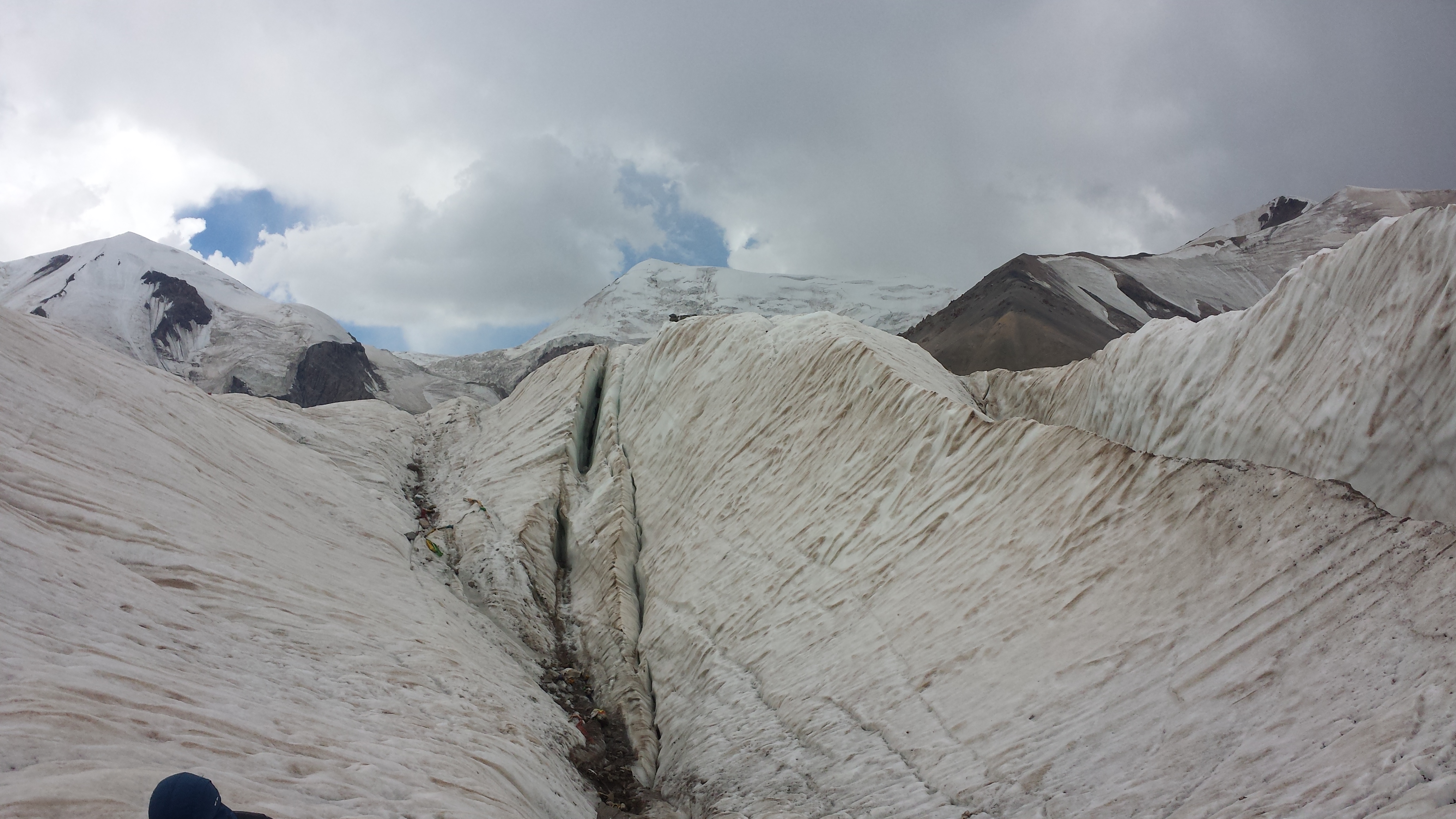 На планината Amnye Machen (阿尼玛卿山, ཨ་མྱེ་རྨ་ཆེན།), ледника Damxung (当雄冰川), на 4600 м височина