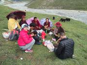 На планината Amnye Machen (阿尼玛卿山, ཨ་མྱེ་རྨ་ཆེན།), в компания с тибетци, на 4400 м височина