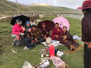 На планината Amnye Machen (阿尼玛卿山, ཨ་མྱེ་རྨ་ཆེན།), в компания с тибетци, на 4400 м височина