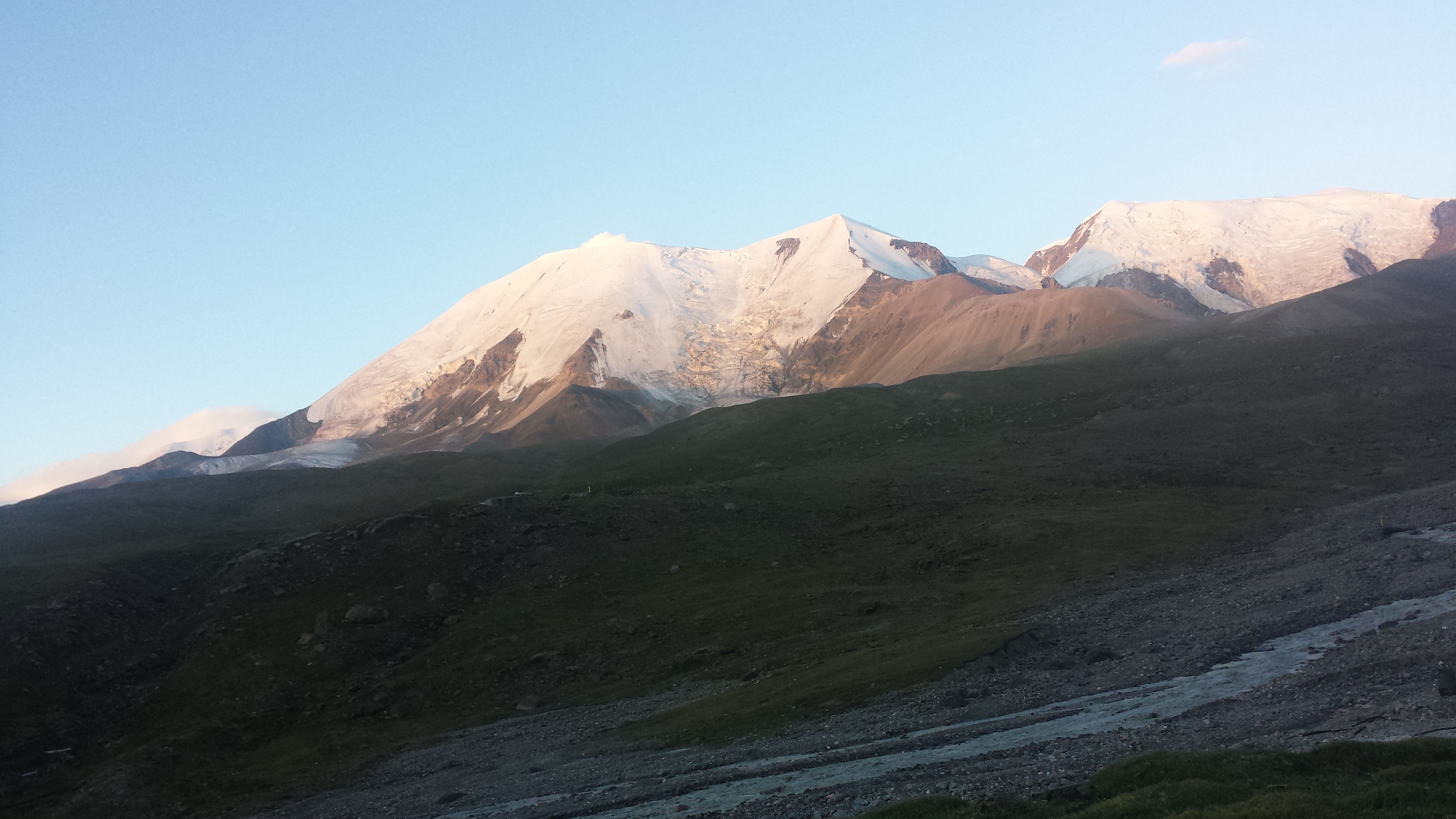 На планината Amnye Machen (阿尼玛卿山, ཨ་མྱེ་རྨ་ཆེན།), по изгрев, на 4400 м височина