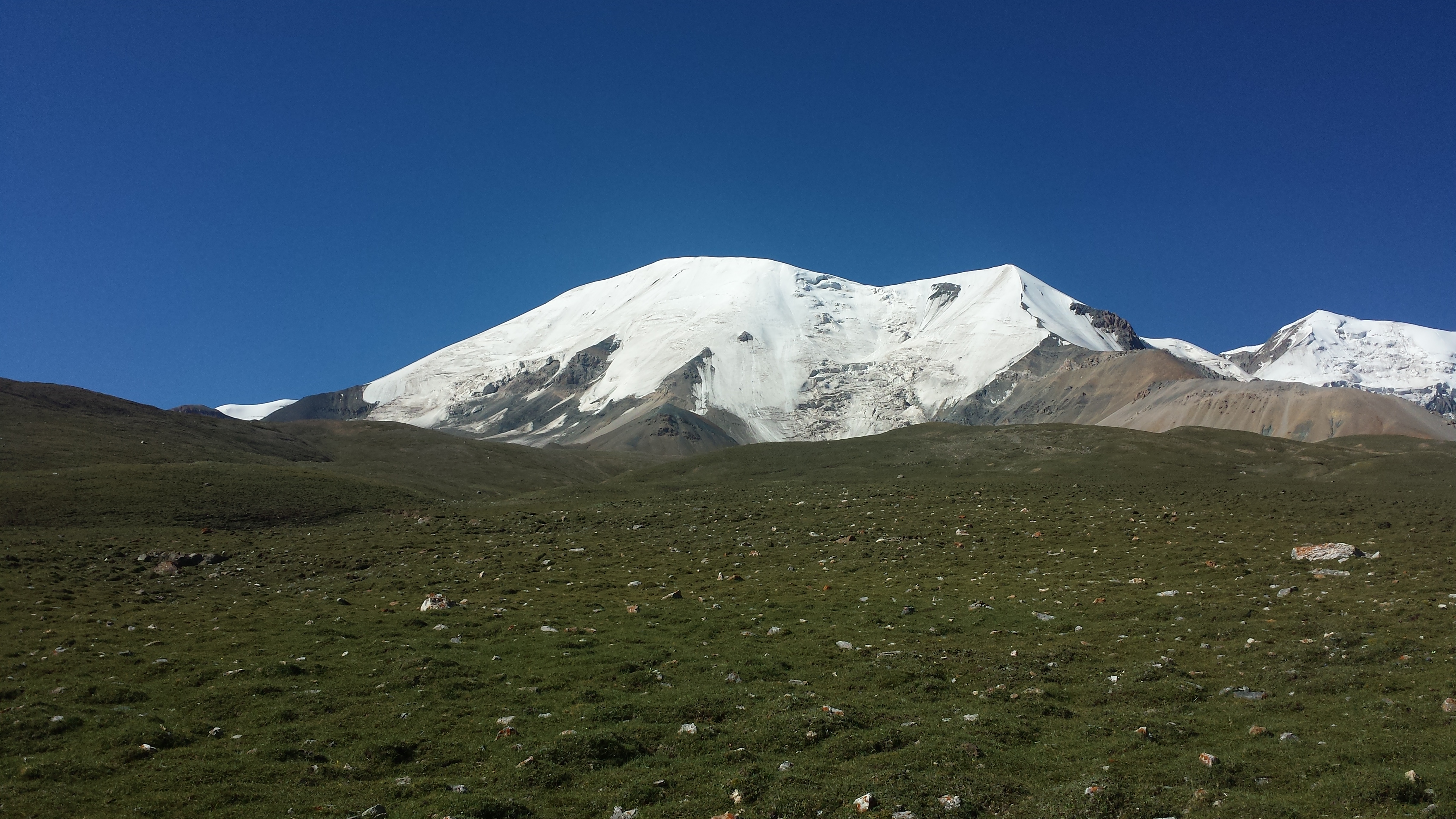 На планината Amnye Machen (阿尼玛卿山, ཨ་མྱེ་རྨ་ཆེན།), по склоновете, на 4500 м височина