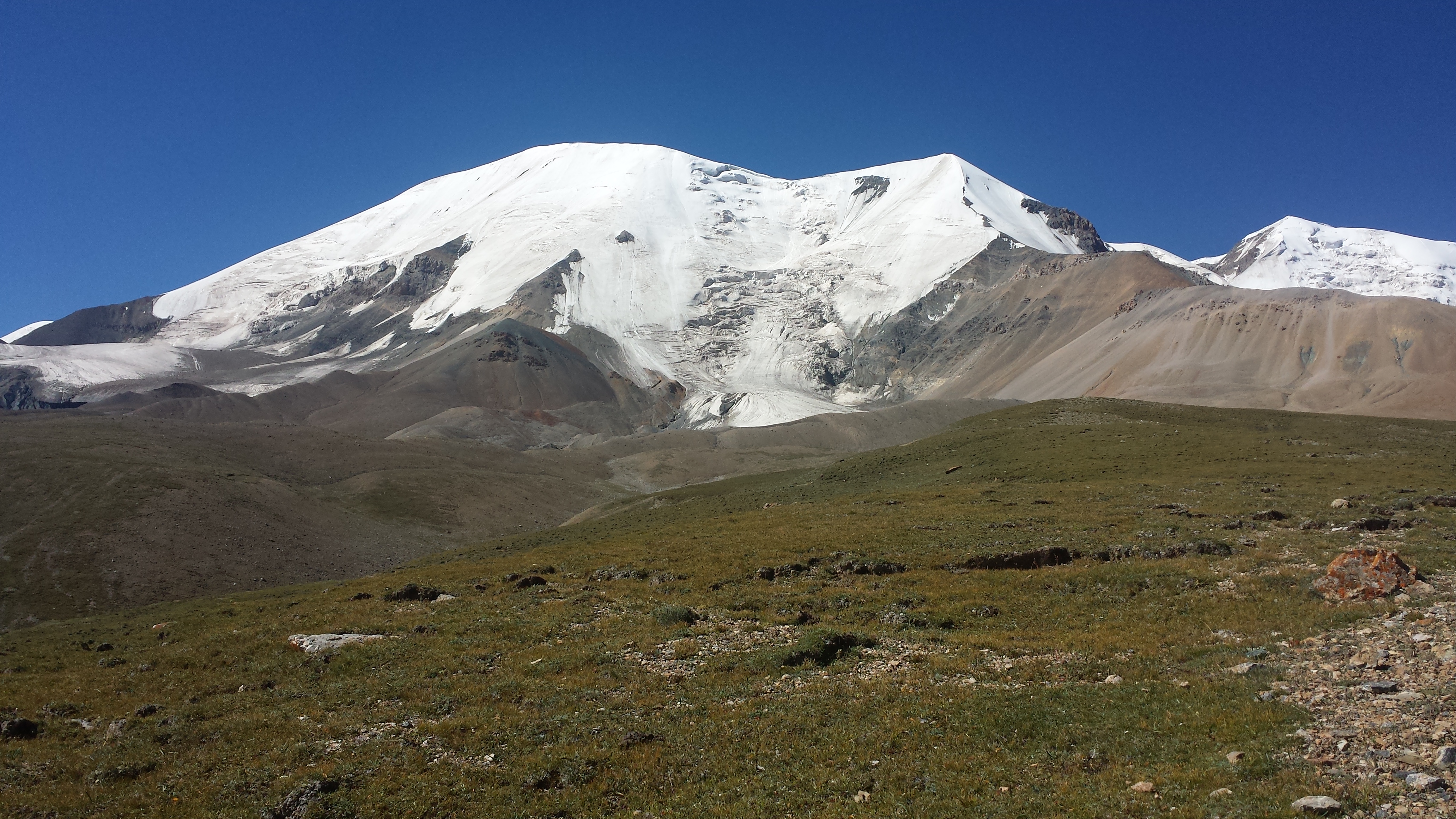 На планината Amnye Machen (阿尼玛卿山, ཨ་མྱེ་རྨ་ཆེན།), по склоновете, на 4600 м височина