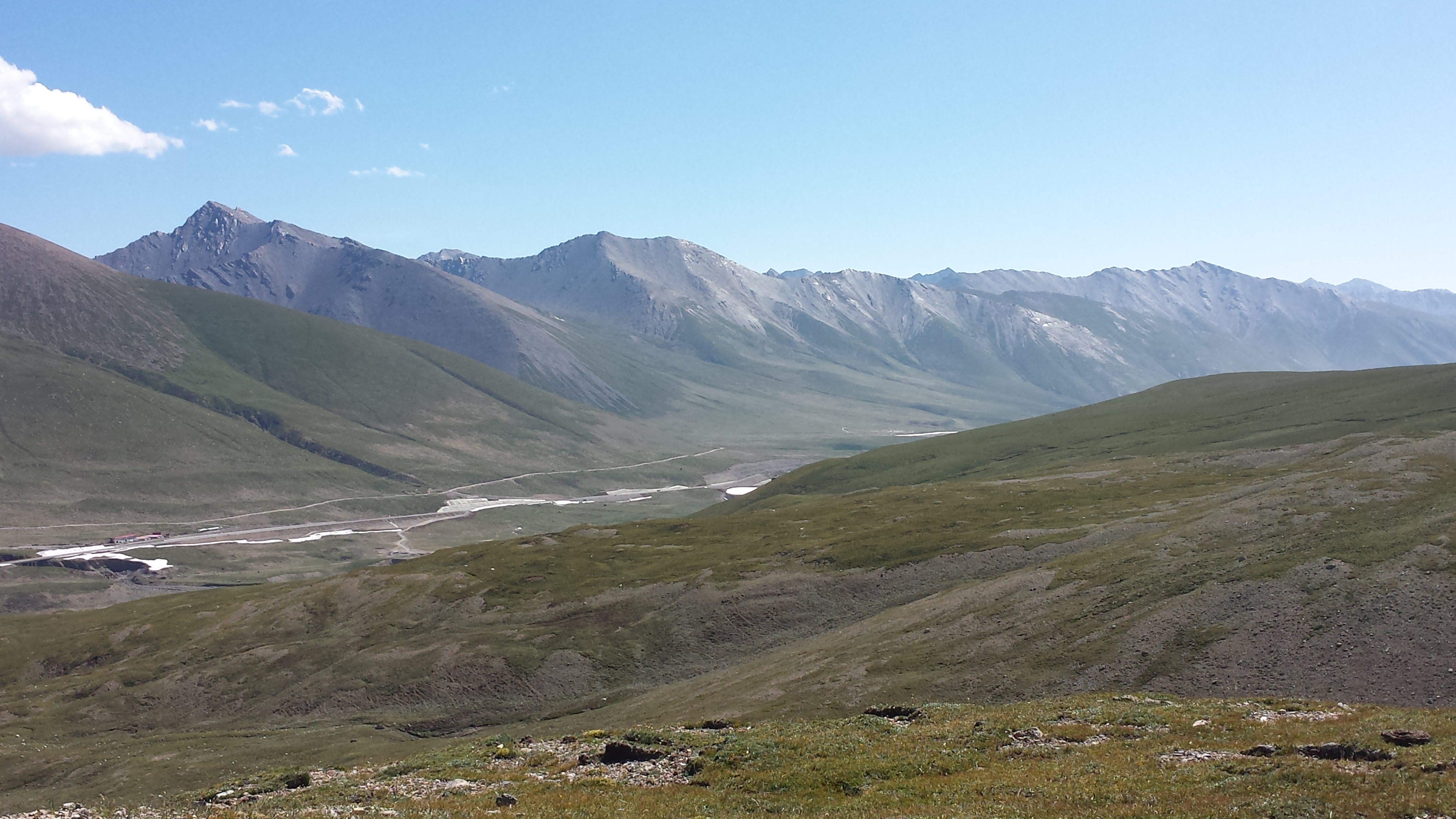 На планината Amnye Machen (阿尼玛卿山, ཨ་མྱེ་རྨ་ཆེན།), по склоновете, на 4600 м височина