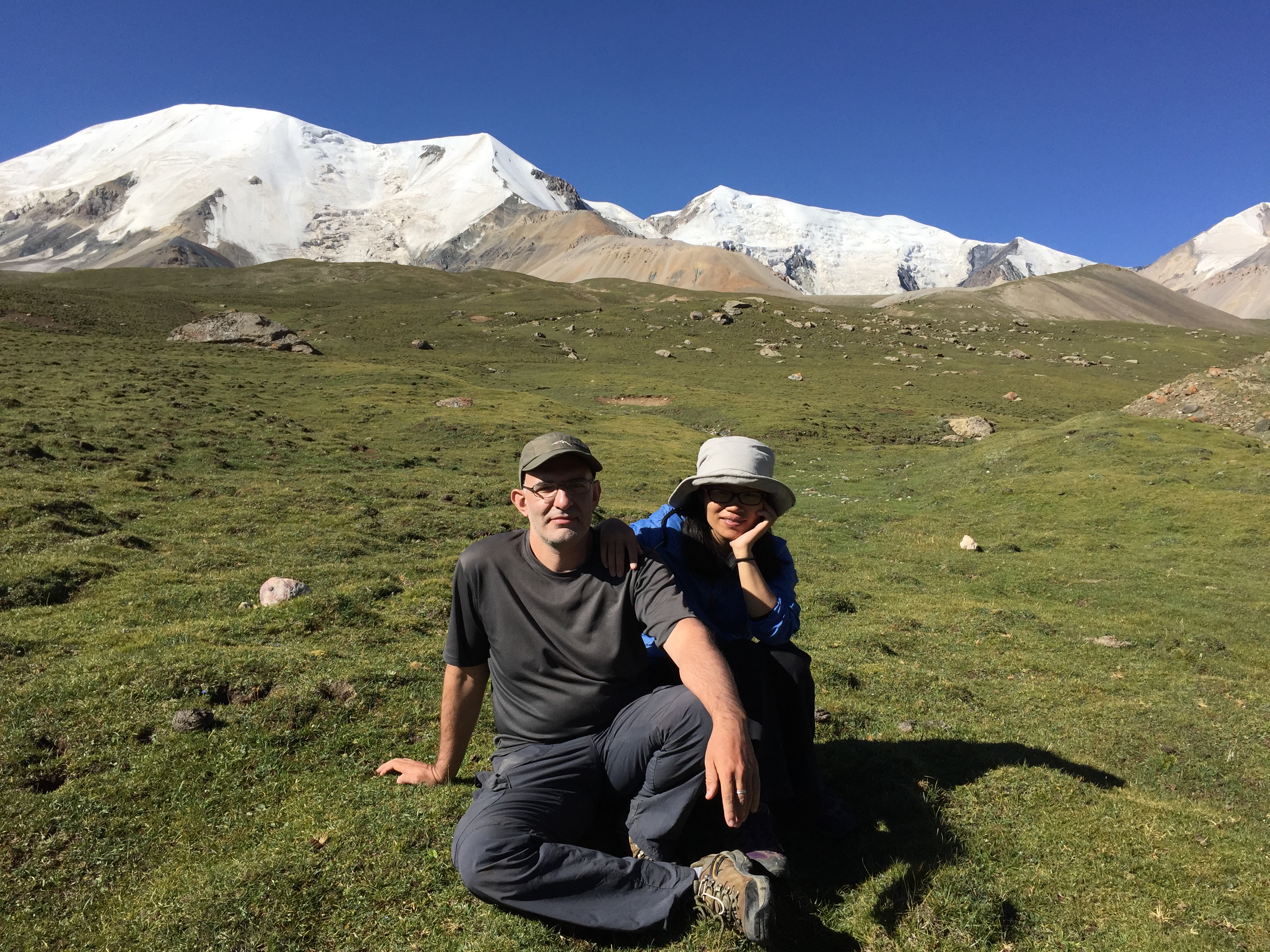 На планината Amnye Machen (阿尼玛卿山, ཨ་མྱེ་རྨ་ཆེན།), по склоновете, на 4600 м височина