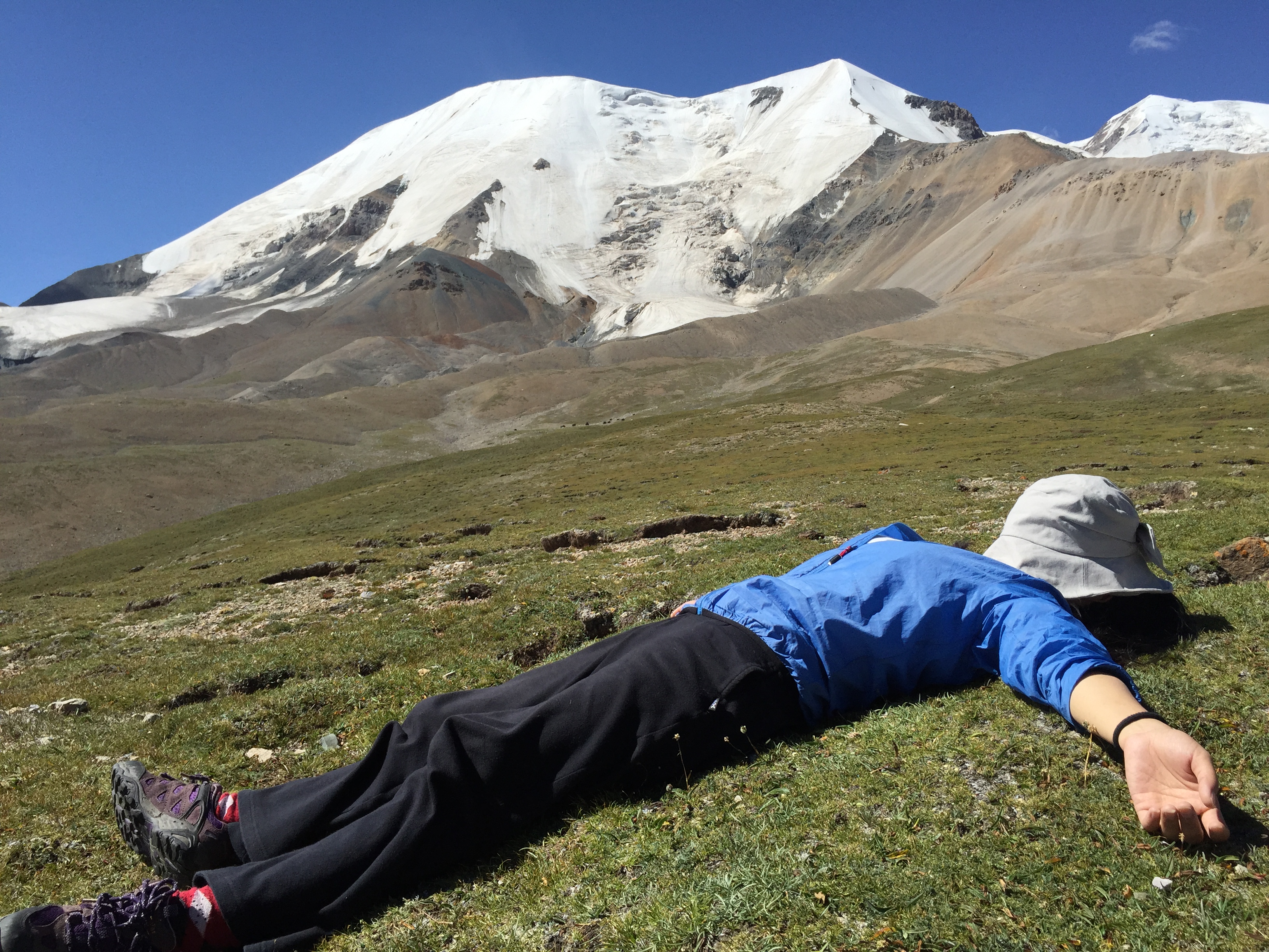 На планината Amnye Machen (阿尼玛卿山, ཨ་མྱེ་རྨ་ཆེན།), по склоновете, на 4600 м височина