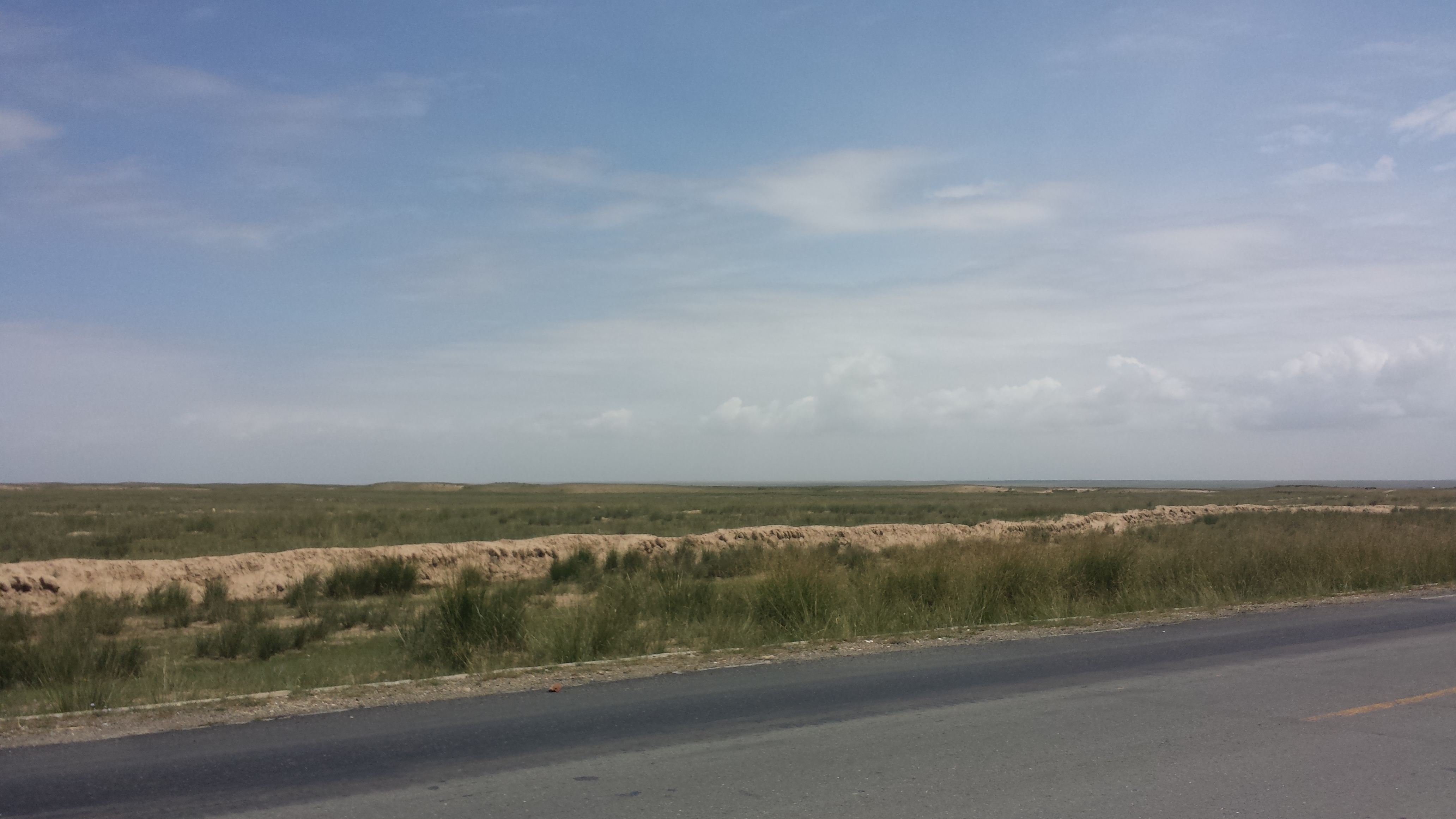 По пътя към езерото Чинхай (Qinghai lake, 青海湖，མཚོ་སྔོན་པོ།), през по-ниските степи, на 3250 м височина