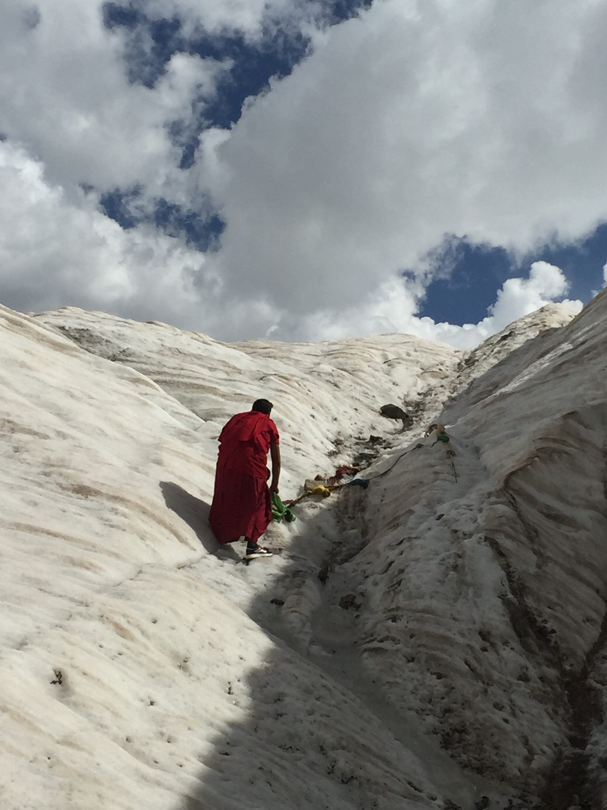 На планината Amnye Machen (阿尼玛卿山, ཨ་མྱེ་རྨ་ཆེན།), ледника Damxung (当雄冰川), на 4600 м височина