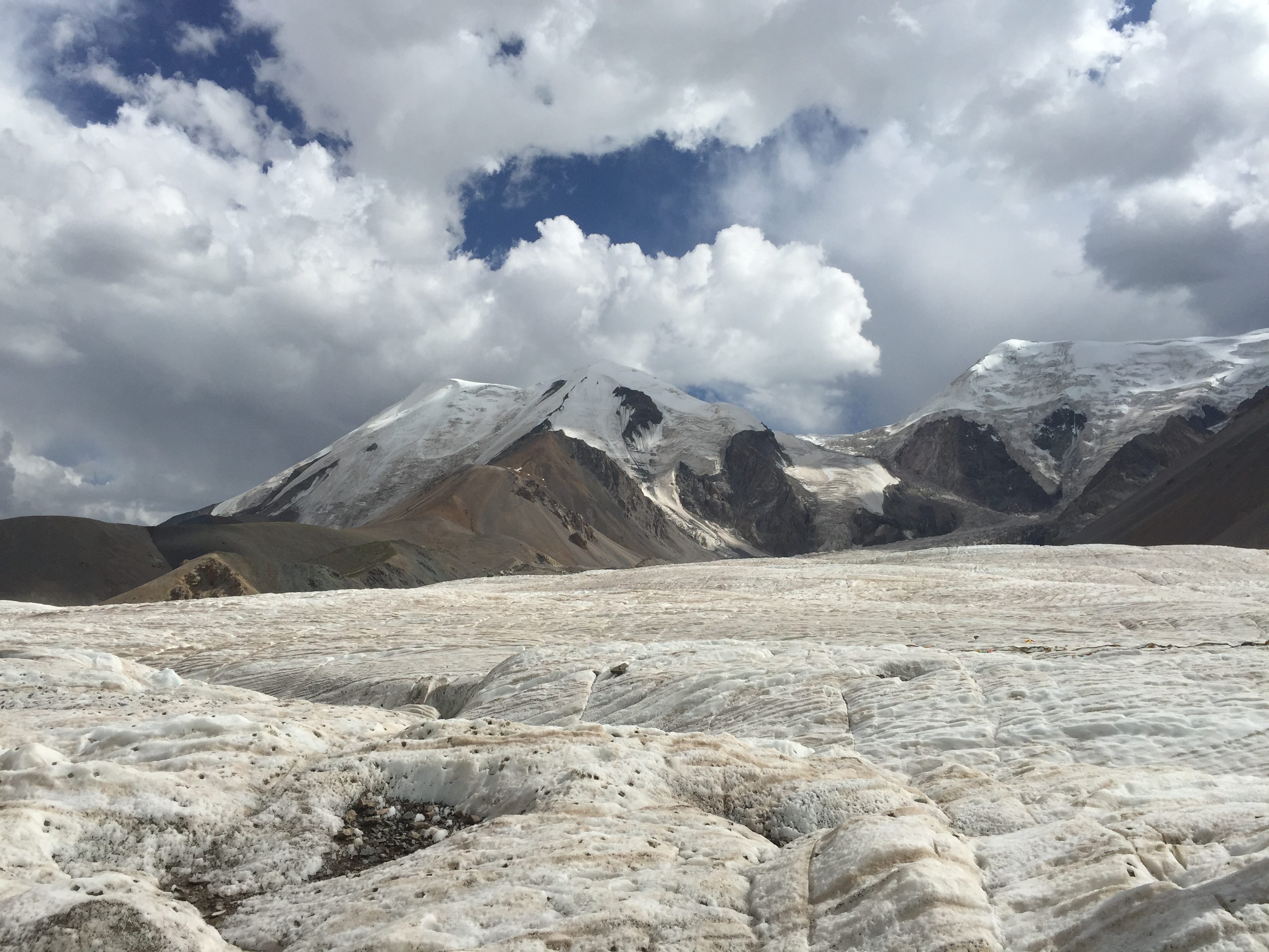 На планината Amnye Machen (阿尼玛卿山, ཨ་མྱེ་རྨ་ཆེན།), ледника Damxung (当雄冰川), на 4600 м височина