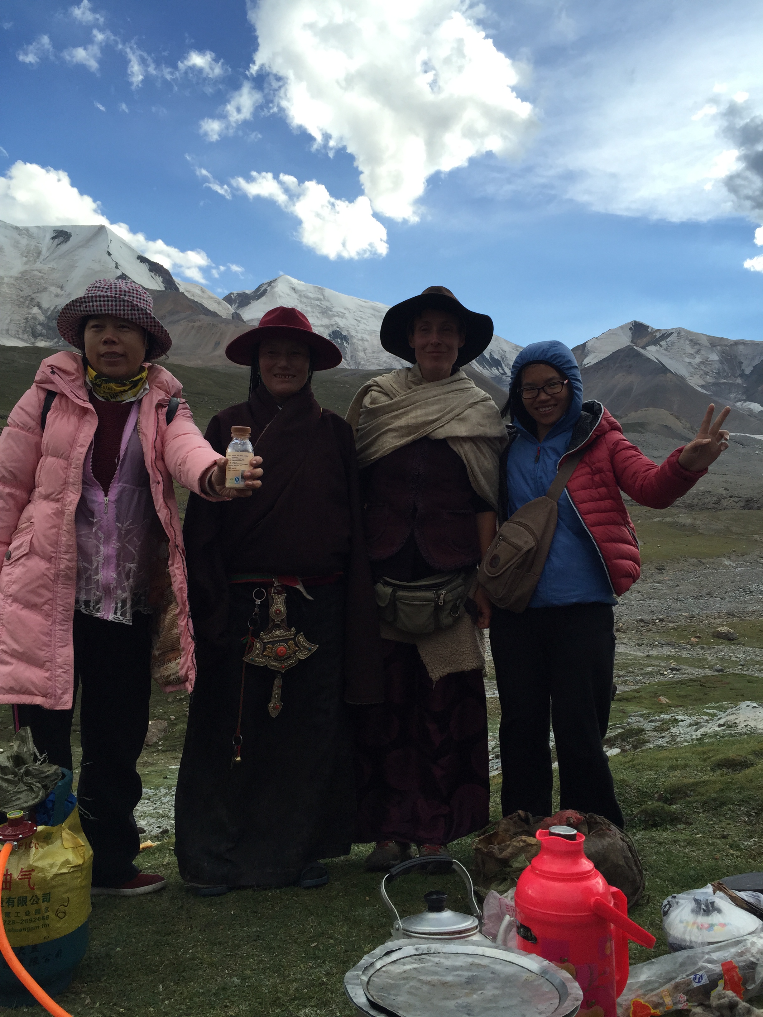 На планината Amnye Machen (阿尼玛卿山, ཨ་མྱེ་རྨ་ཆེན།), в компания с тибетци, на 4400 м височина