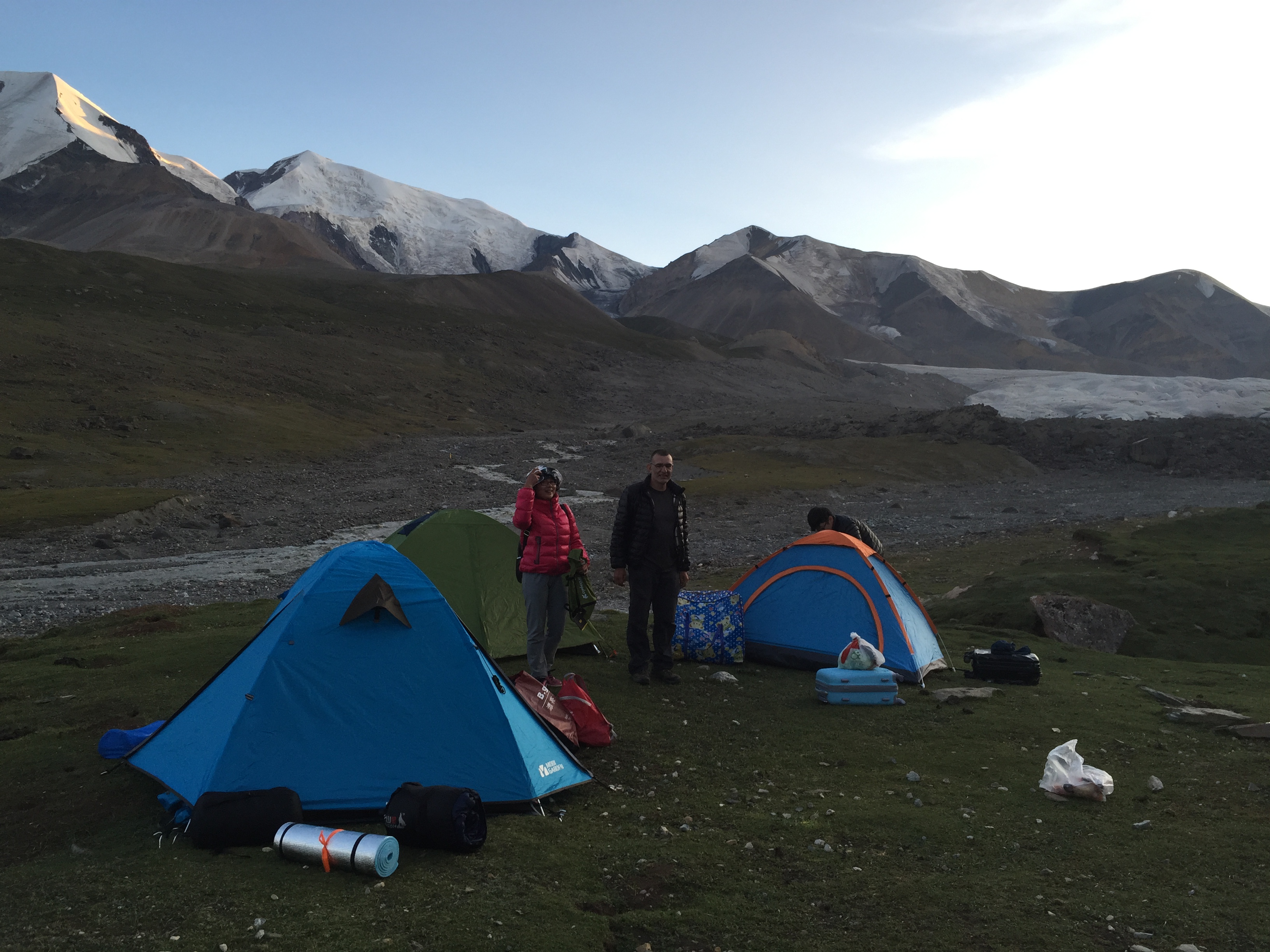 На планината Amnye Machen (阿尼玛卿山, ཨ་མྱེ་རྨ་ཆེན།), лагер на 4400 м височина