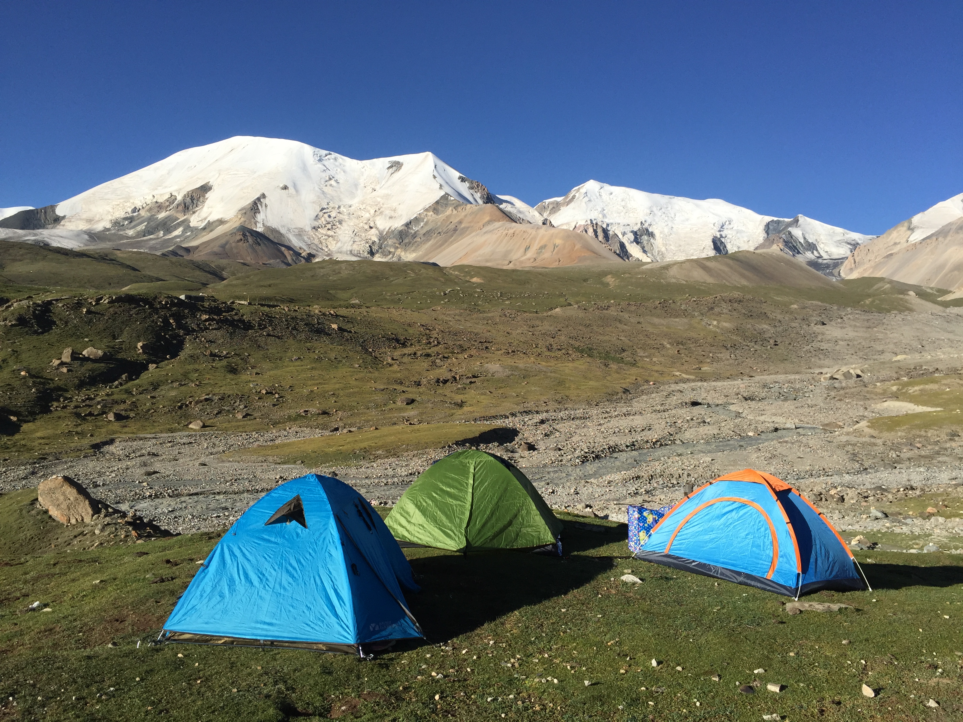 На планината Amnye Machen (阿尼玛卿山, ཨ་མྱེ་རྨ་ཆེན།), по изгрев, на 4400 м височина