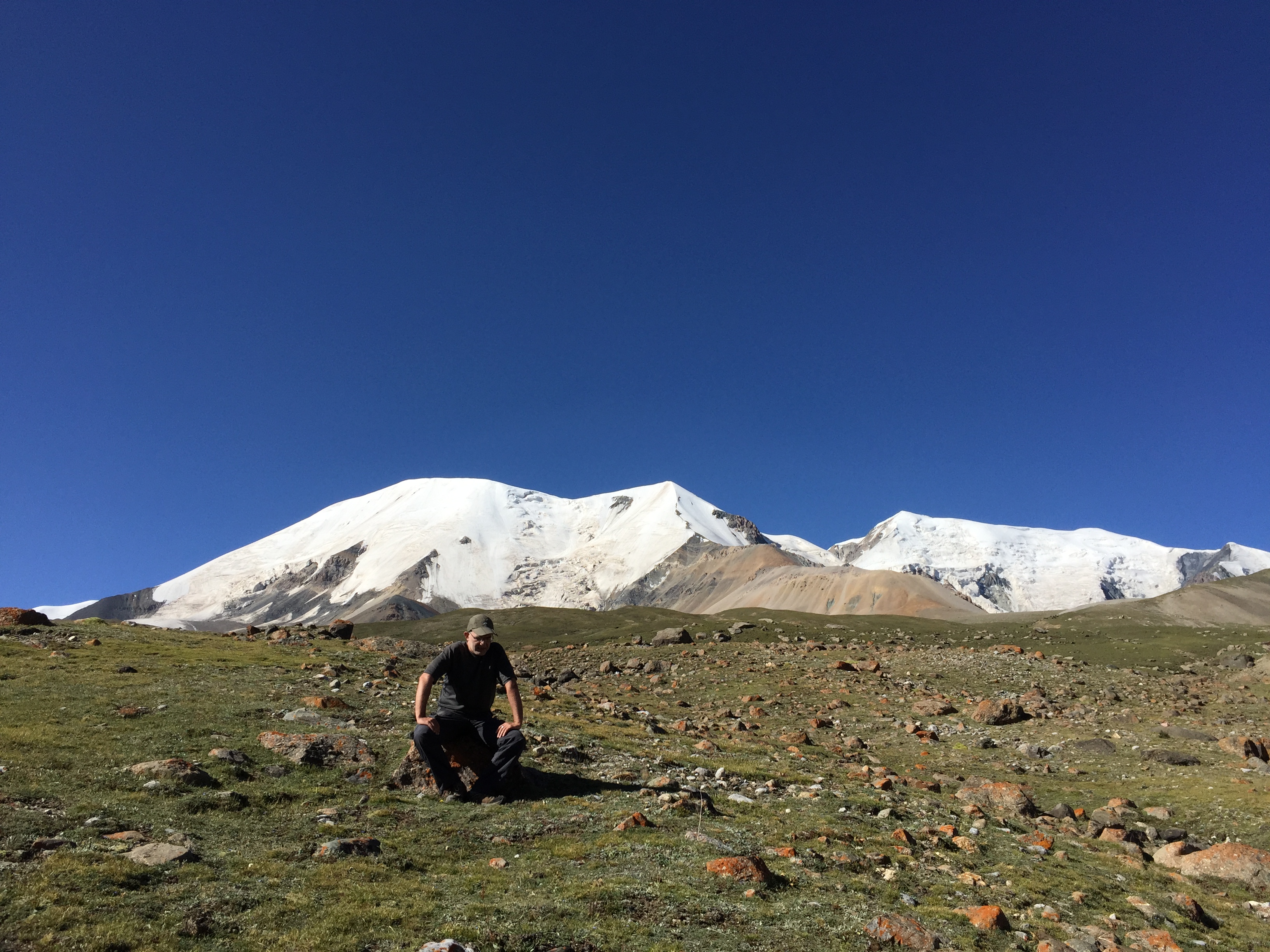 На планината Amnye Machen (阿尼玛卿山, ཨ་མྱེ་རྨ་ཆེན།), по склоновете, на 4600 м височина