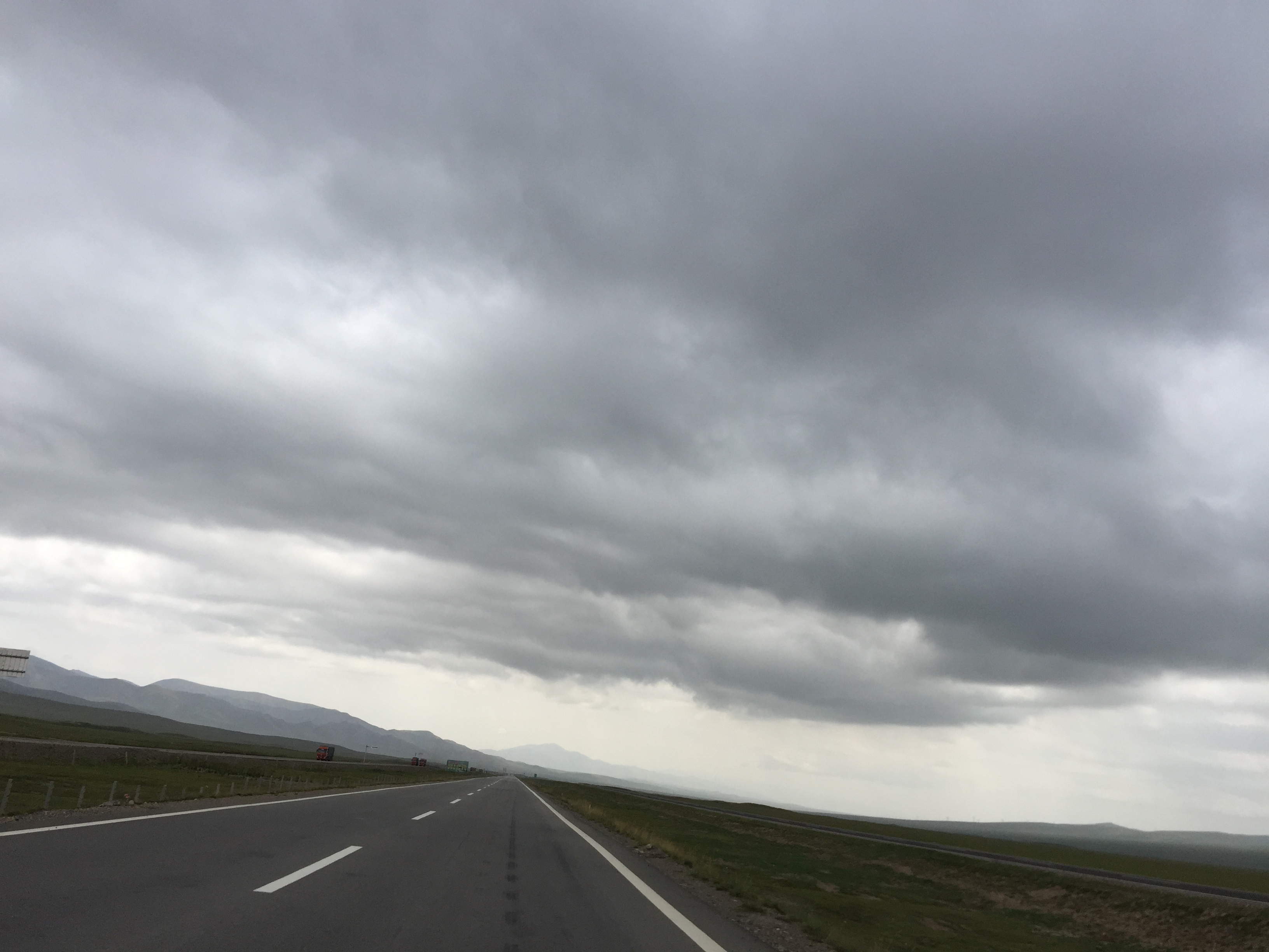 По пътя към езерото Чинхай (Qinghai lake, 青海湖，མཚོ་སྔོན་པོ།), на 3800 м височина