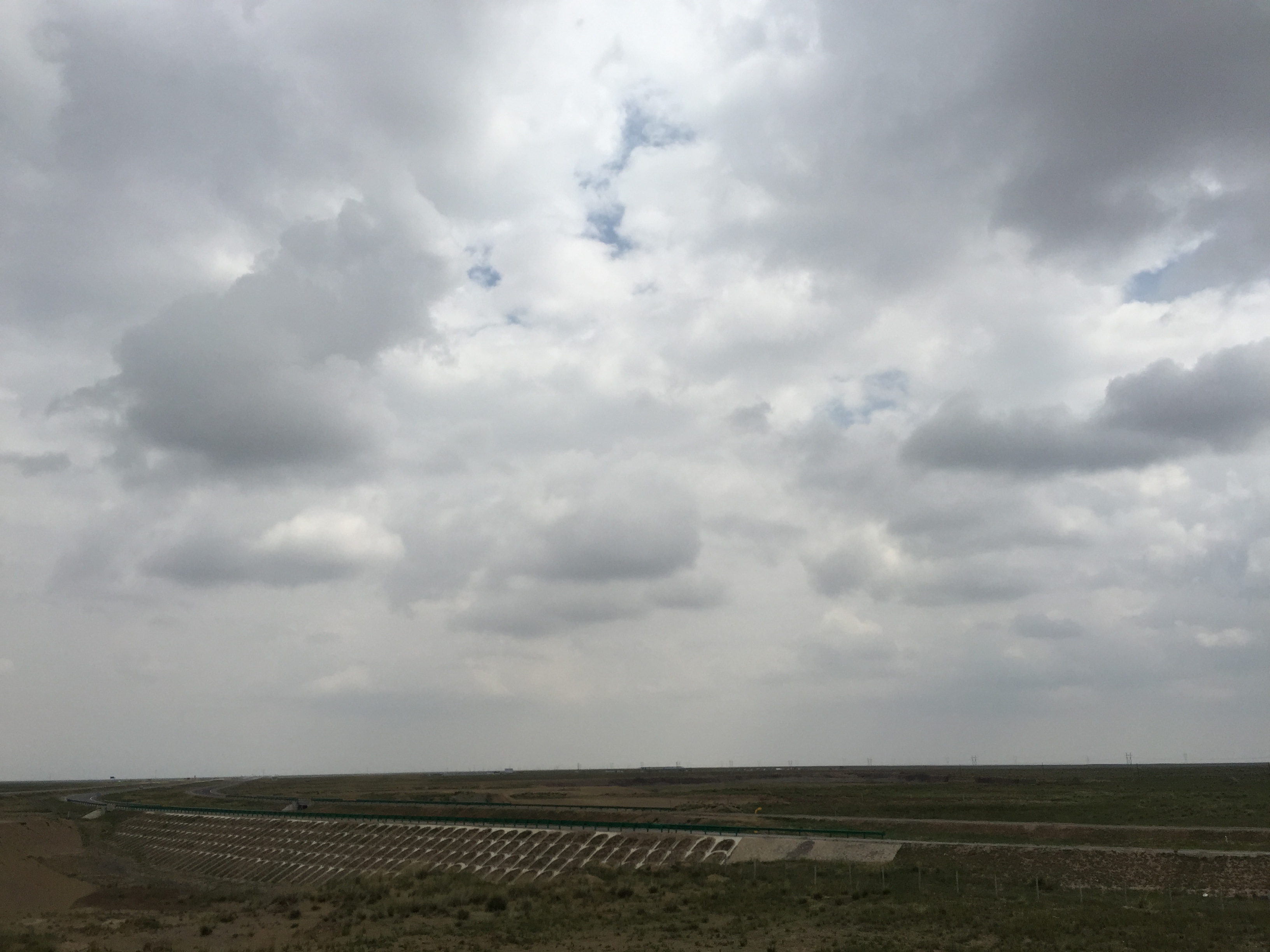 По пътя към езерото Чинхай (Qinghai lake, 青海湖，མཚོ་སྔོན་པོ།), през по-ниските степи, на 3300 м височина