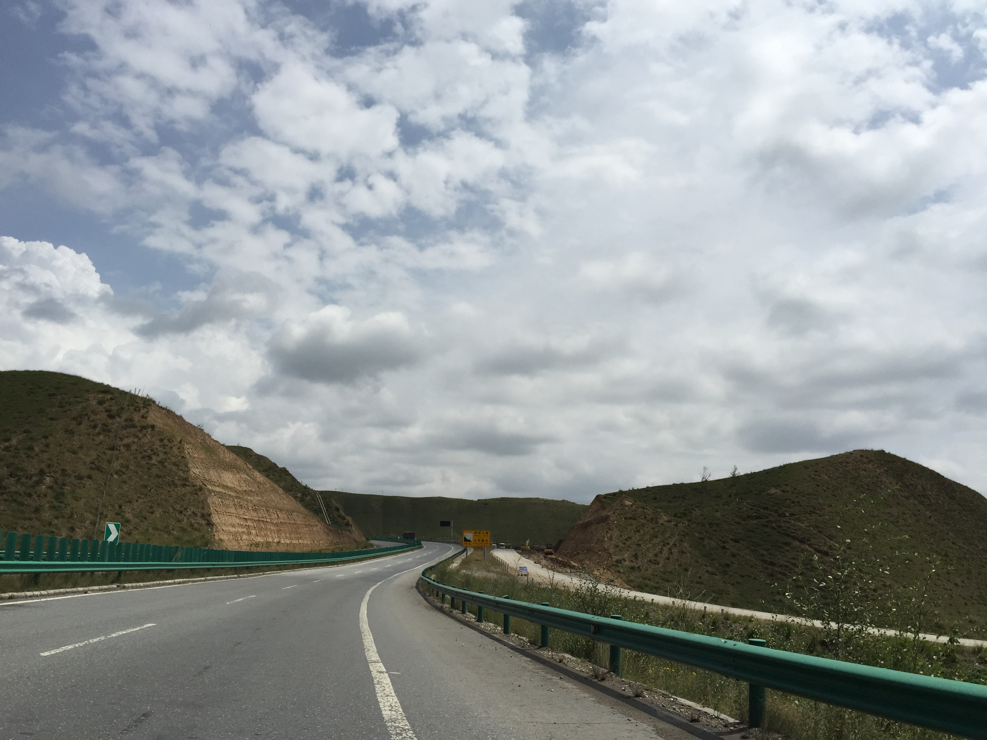 По пътя към езерото Чинхай (Qinghai lake, 青海湖，མཚོ་སྔོན་པོ།), през по-ниските степи, на 3100 м височина