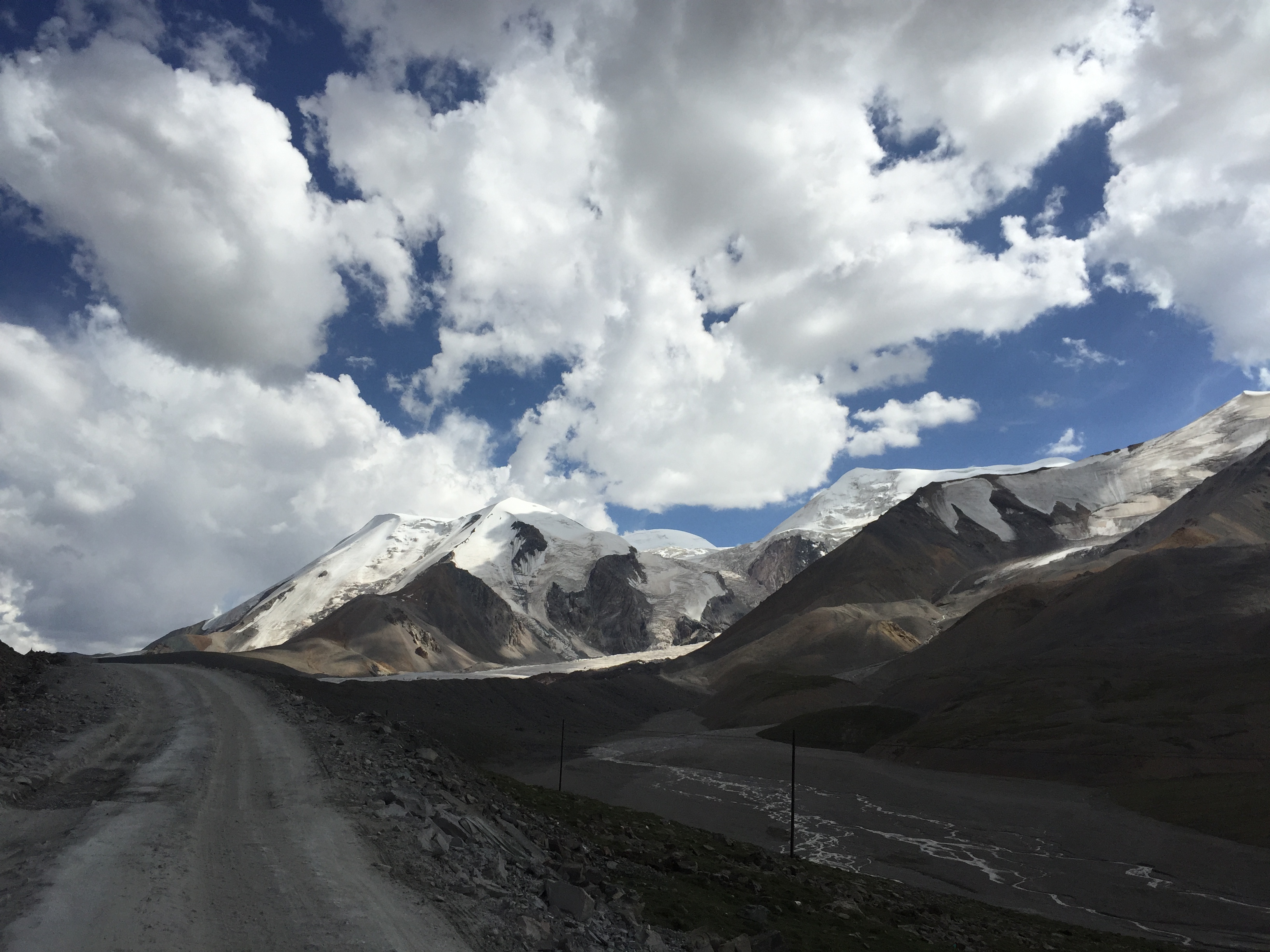 На планината Amnye Machen (阿尼玛卿山, ཨ་མྱེ་རྨ་ཆེན།), 4550 м височина