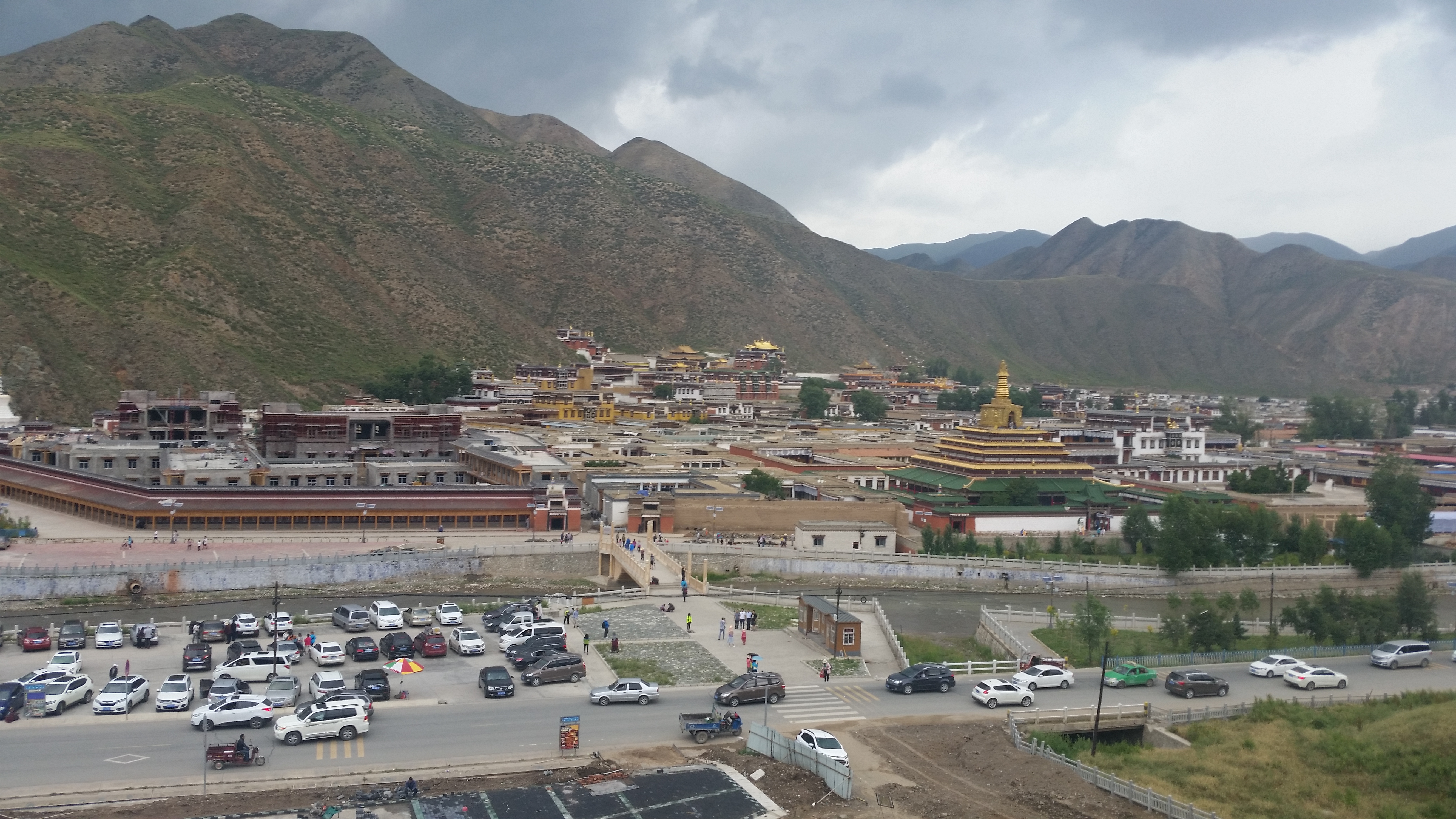 August 5: Labrang (夏河，བླ་བྲང་），2940 m altitude
Август 5: Лабранг (夏河，བླ་བྲང་）, 2940 м височина 