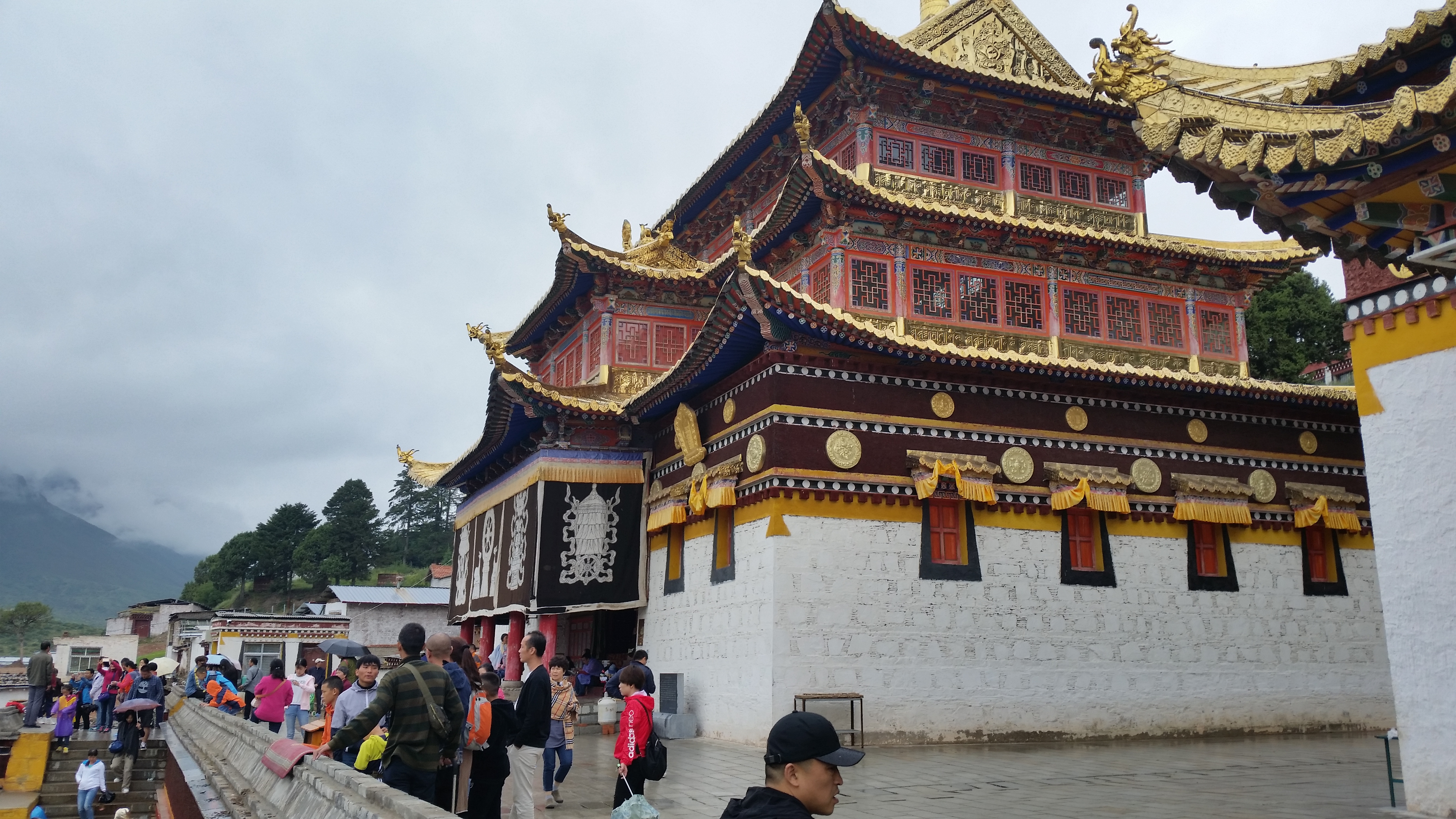 August 6: Taktsang Lhamo (郎木寺，སྟག་ཚང་ལྷ་མོ་）, Sertri monastery，3380 m altitude Август 6: Тактсанг Ламо (郎木寺，སྟག་ཚང་ལྷ་མོ་）, мана