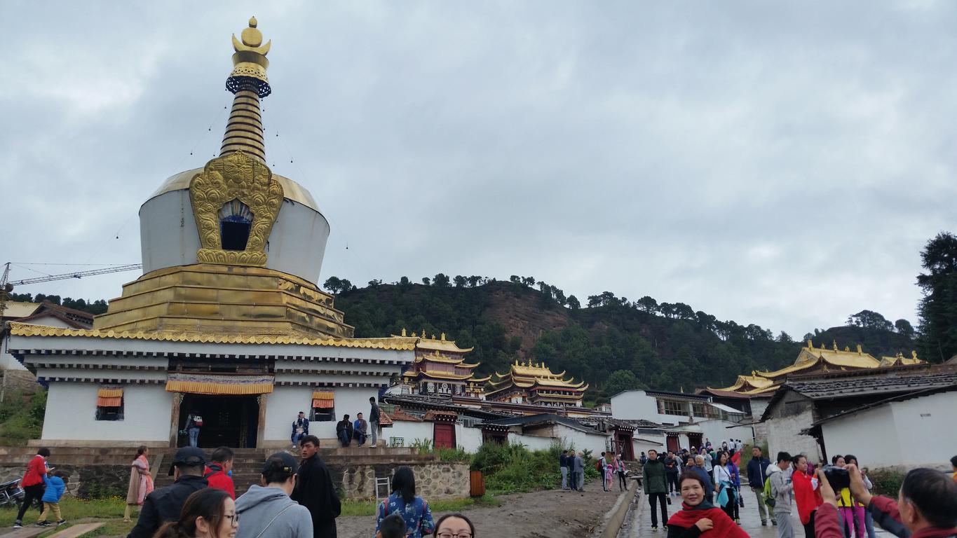August 6: Taktsang Lhamo (郎木寺，སྟག་ཚང་ལྷ་མོ་）, Sertri monastery，3380 m altitude Август 6: Тактсанг Ламо (郎木寺，སྟག་ཚང་ལྷ་མོ་）, мана